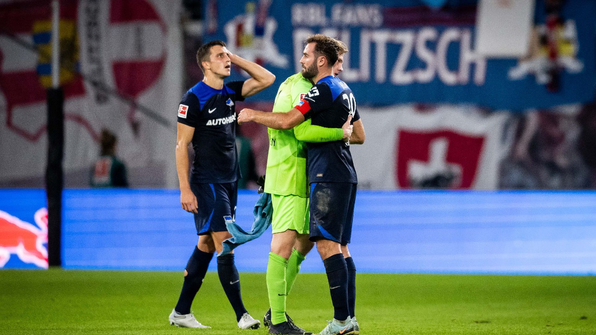 Marc Kempf, Oliver Christensen and Lucas Tousart after the narrow 3-2 defeat in Leipzig.