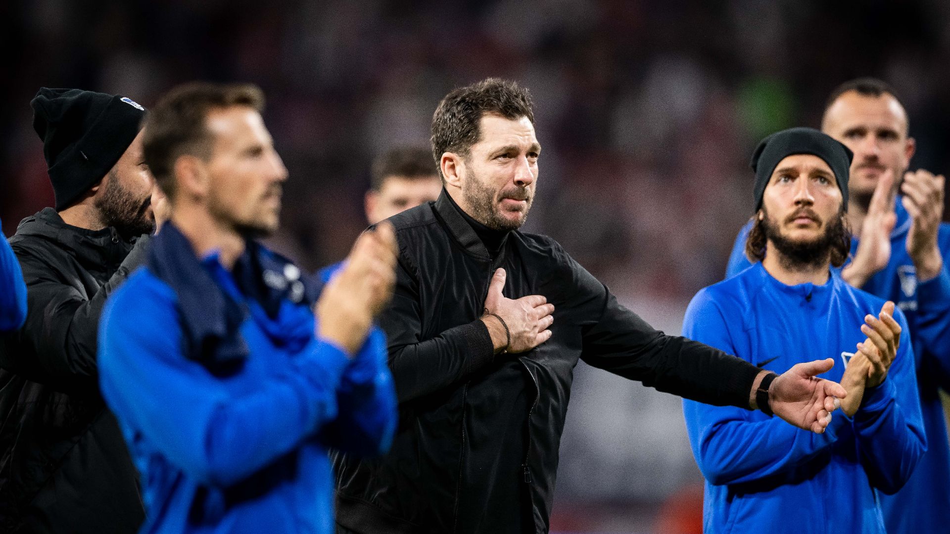 Sandro Schwarz klopft sich vor dem Gästeblock aufs Herz.