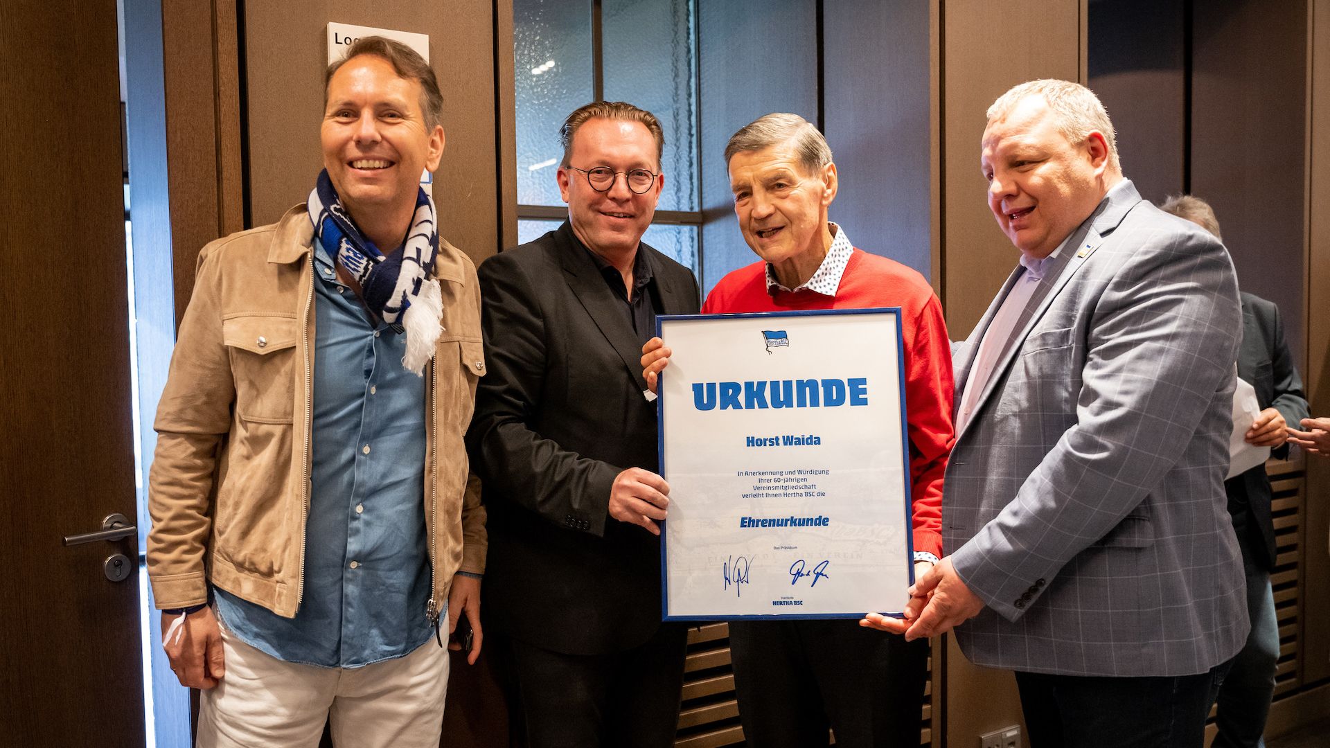 Horst Waida (2.v.r.) erhält eine Auszeichnung von Peer Mock-Stümer, Thorsten Manske und Hagen Döring (v.l.).