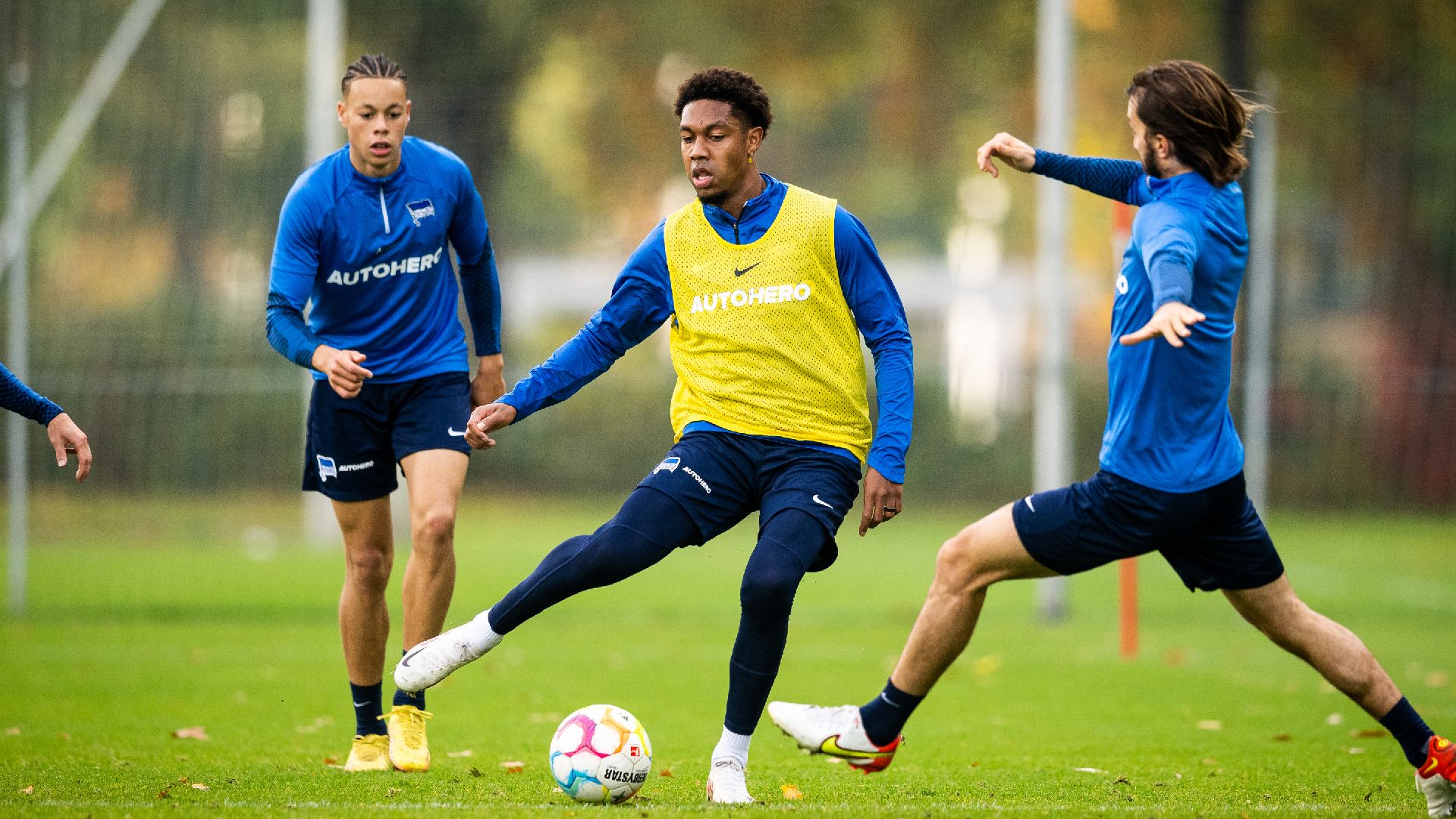 Jean-Paul Boëtius, den Ivan Šunjić attackiert, setzt im Training zu einem Pass an.