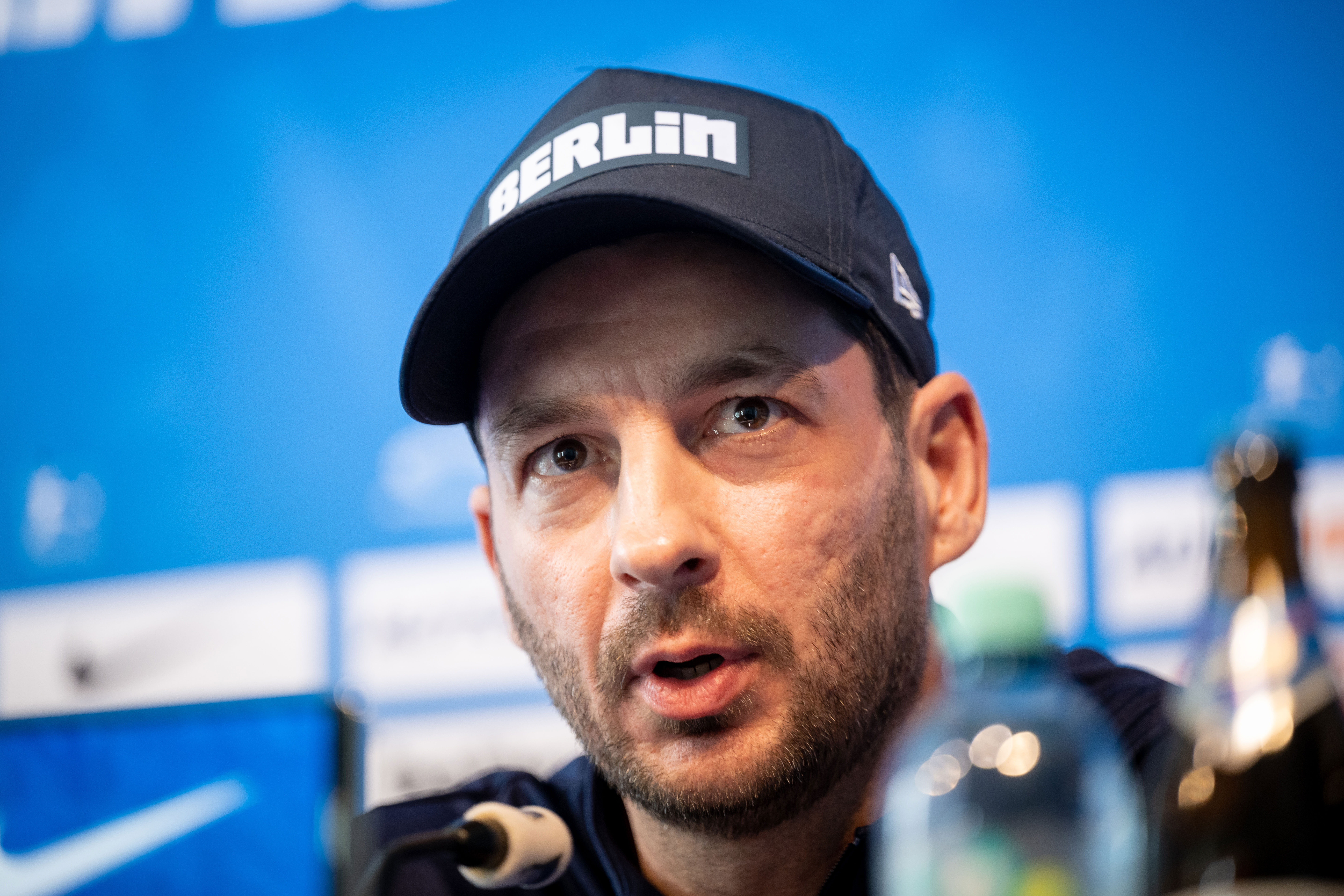 Sandro Schwarz spricht auf einer Pressekonferenz.