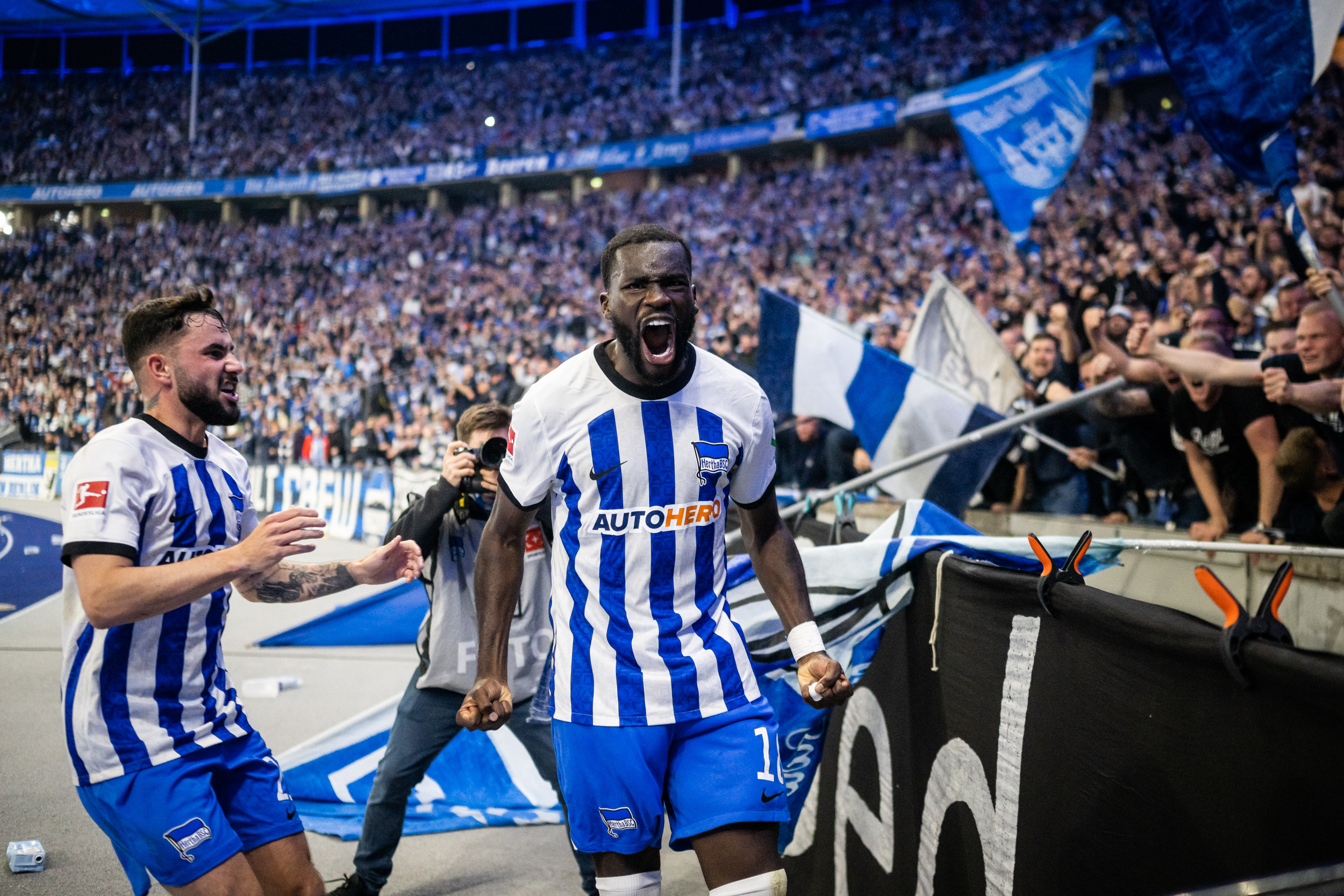 Wilfried Kanga celebrates his winner in front of the Ostkurve.