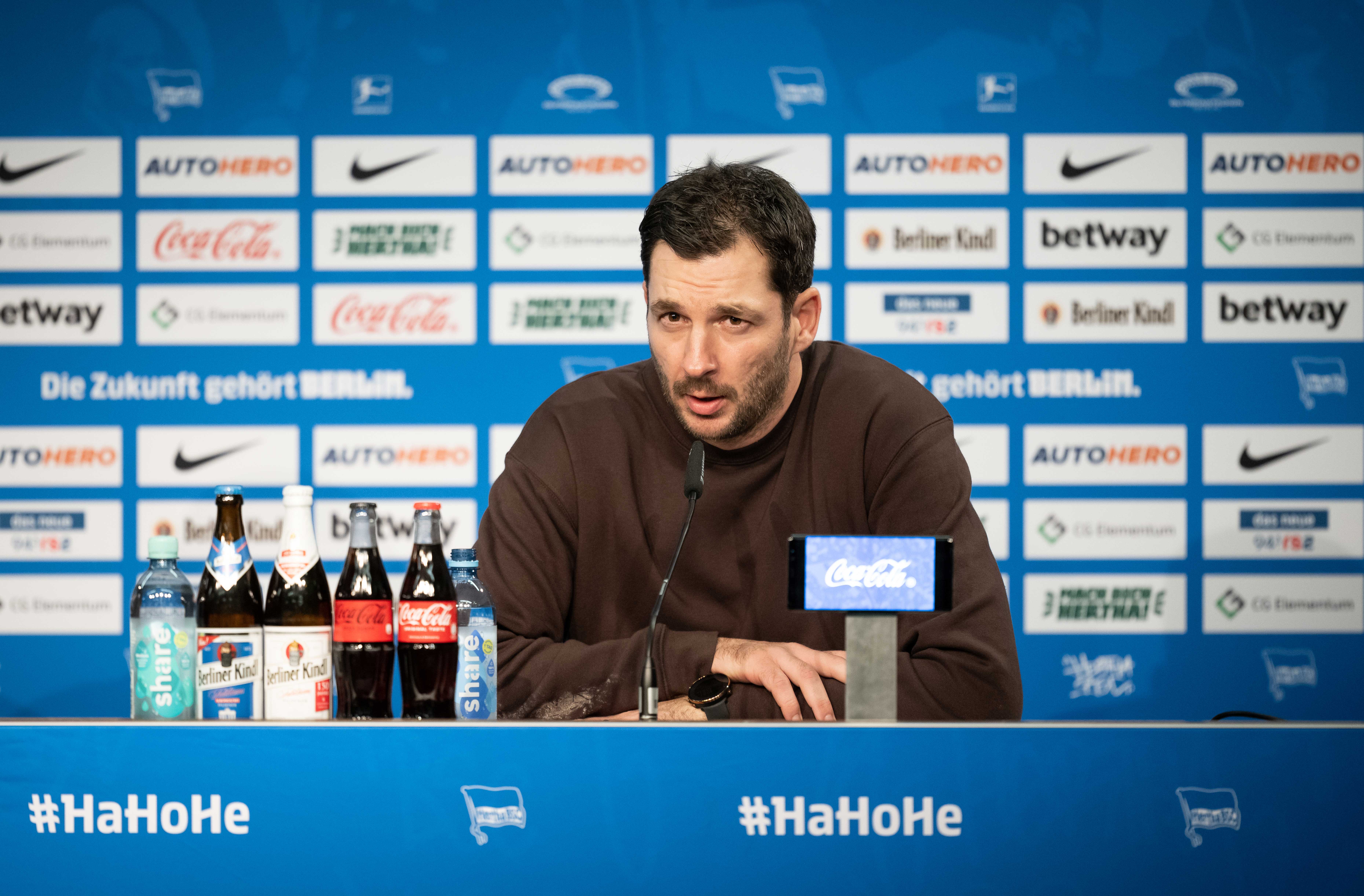 Sandro Schwarz auf der Pressekonferenz nach dem Spiel gegen Schalke.
