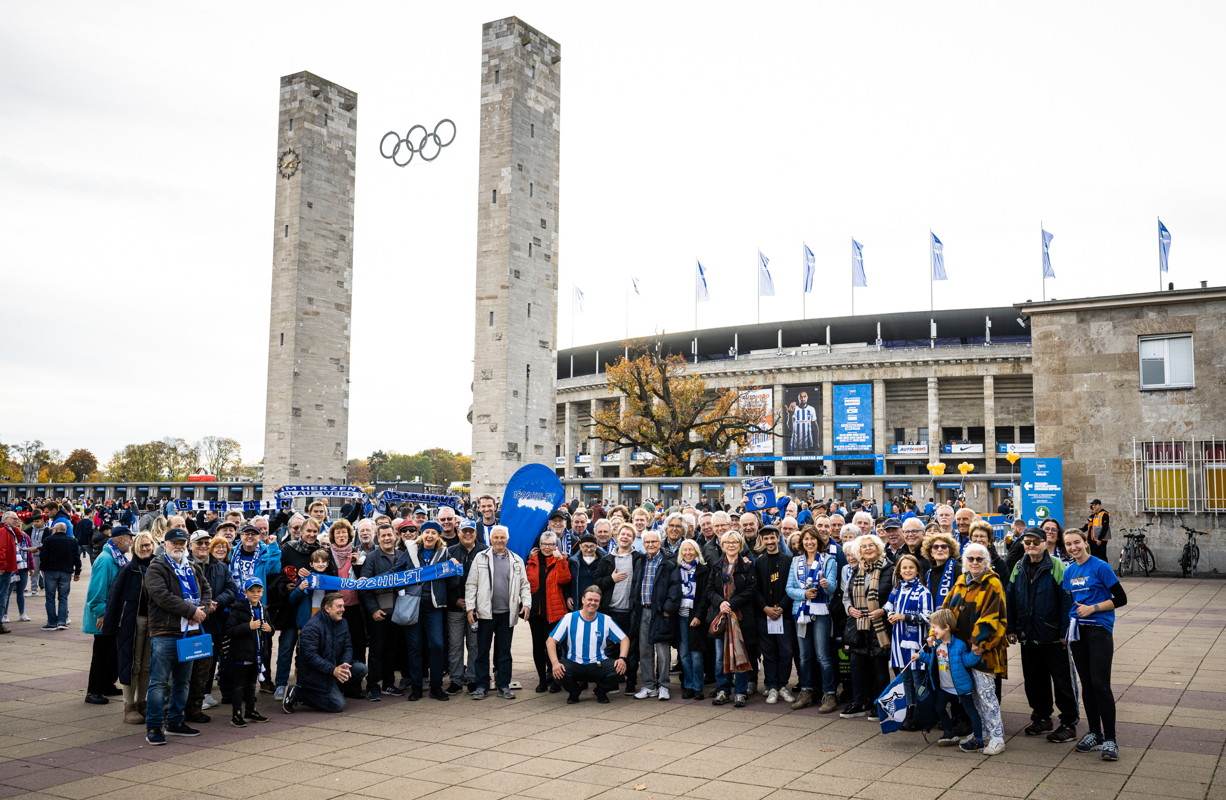 Die Seniorinnen und Senioren vor dem Olympiastadion.