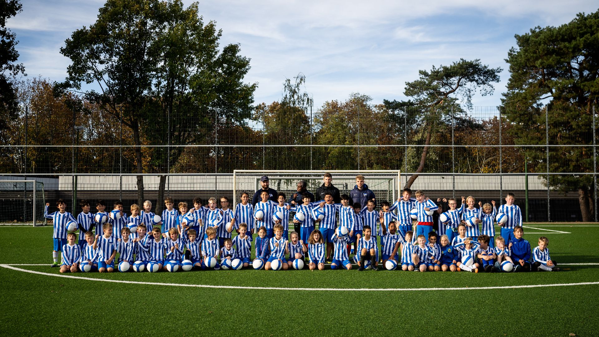 Ein Gruppenbild mit allen teilnehmenden Kindern.