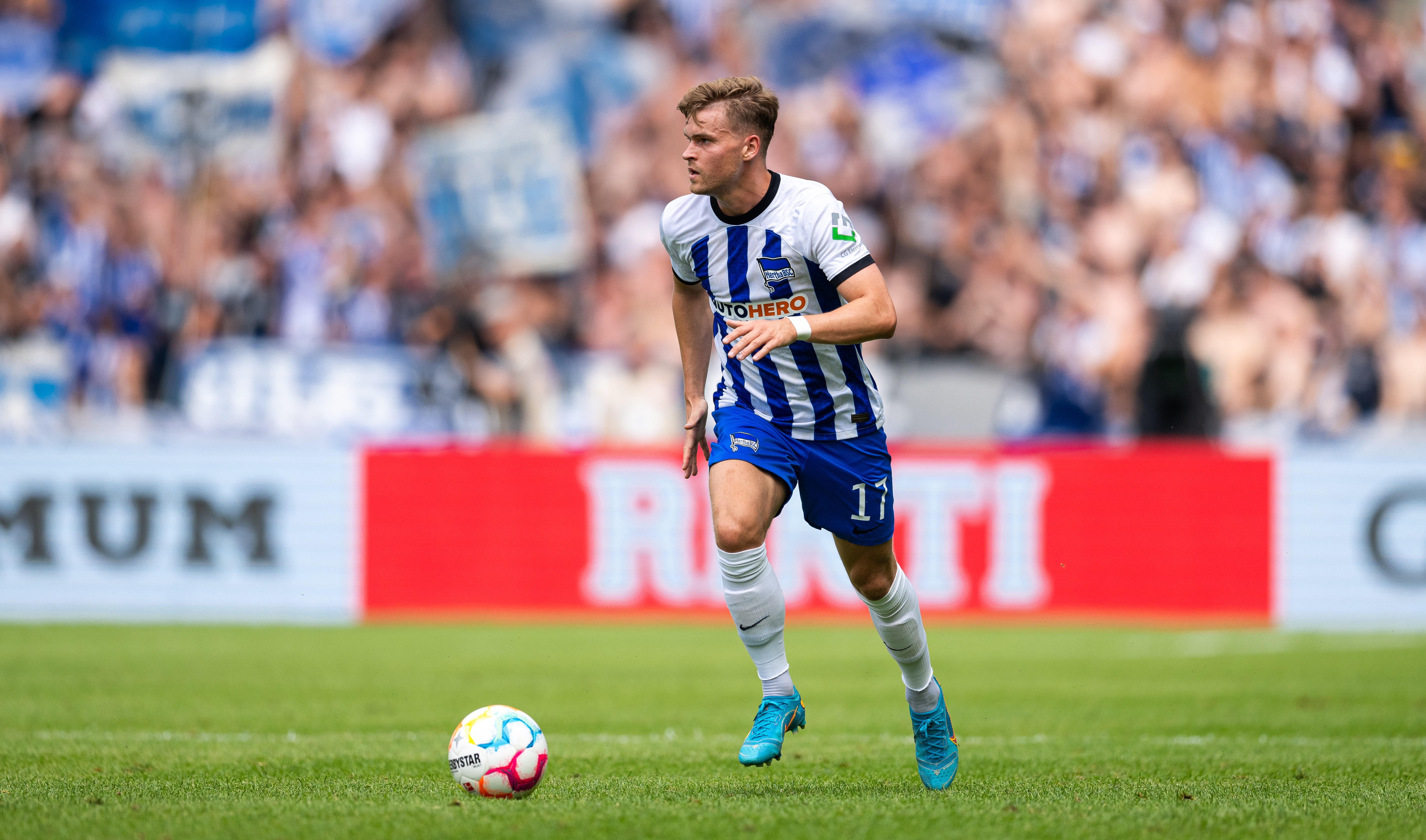 Maximilian Mittelstädt with the ball.