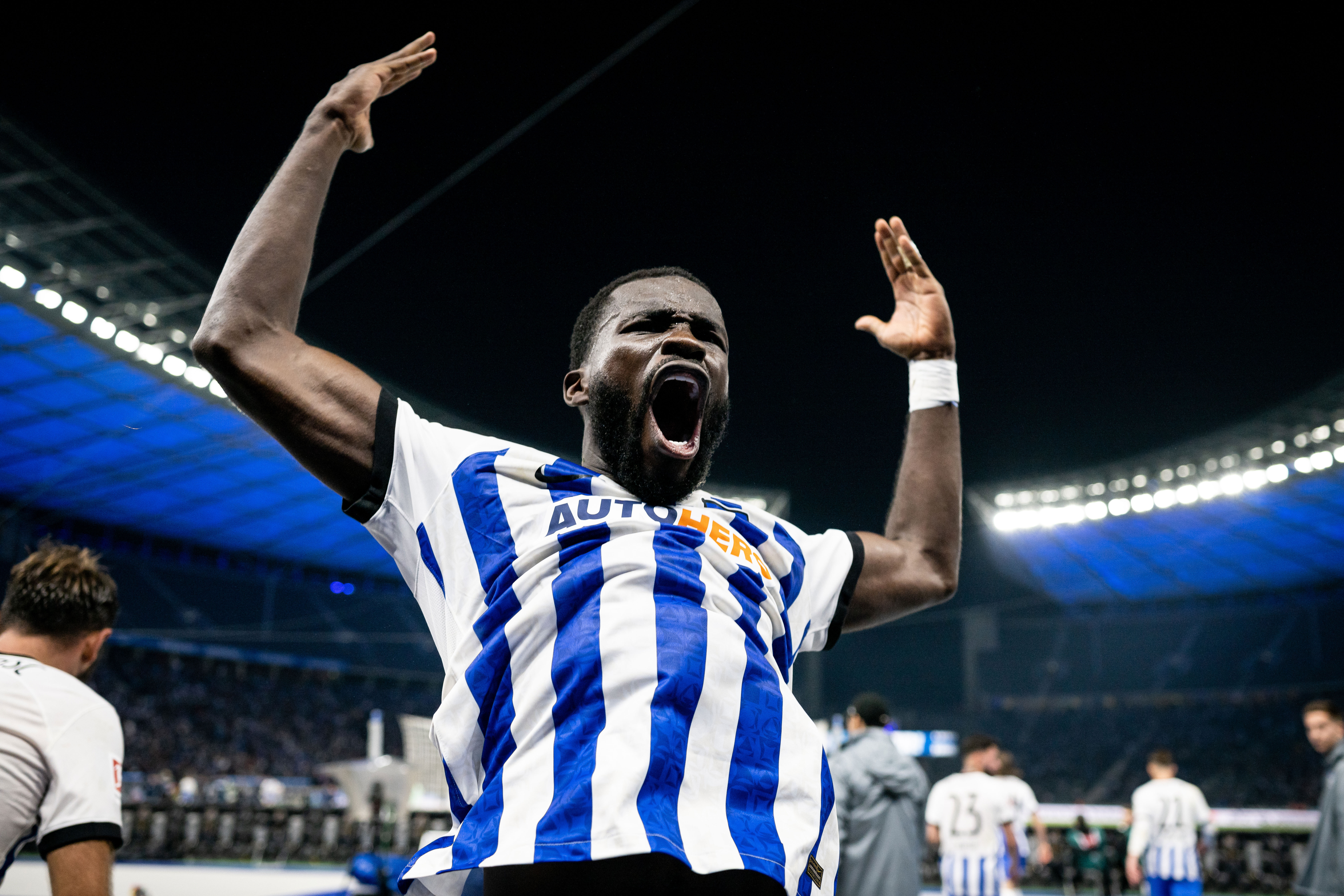 Wilfried Kanga celebrates in front of the Ostkurve.