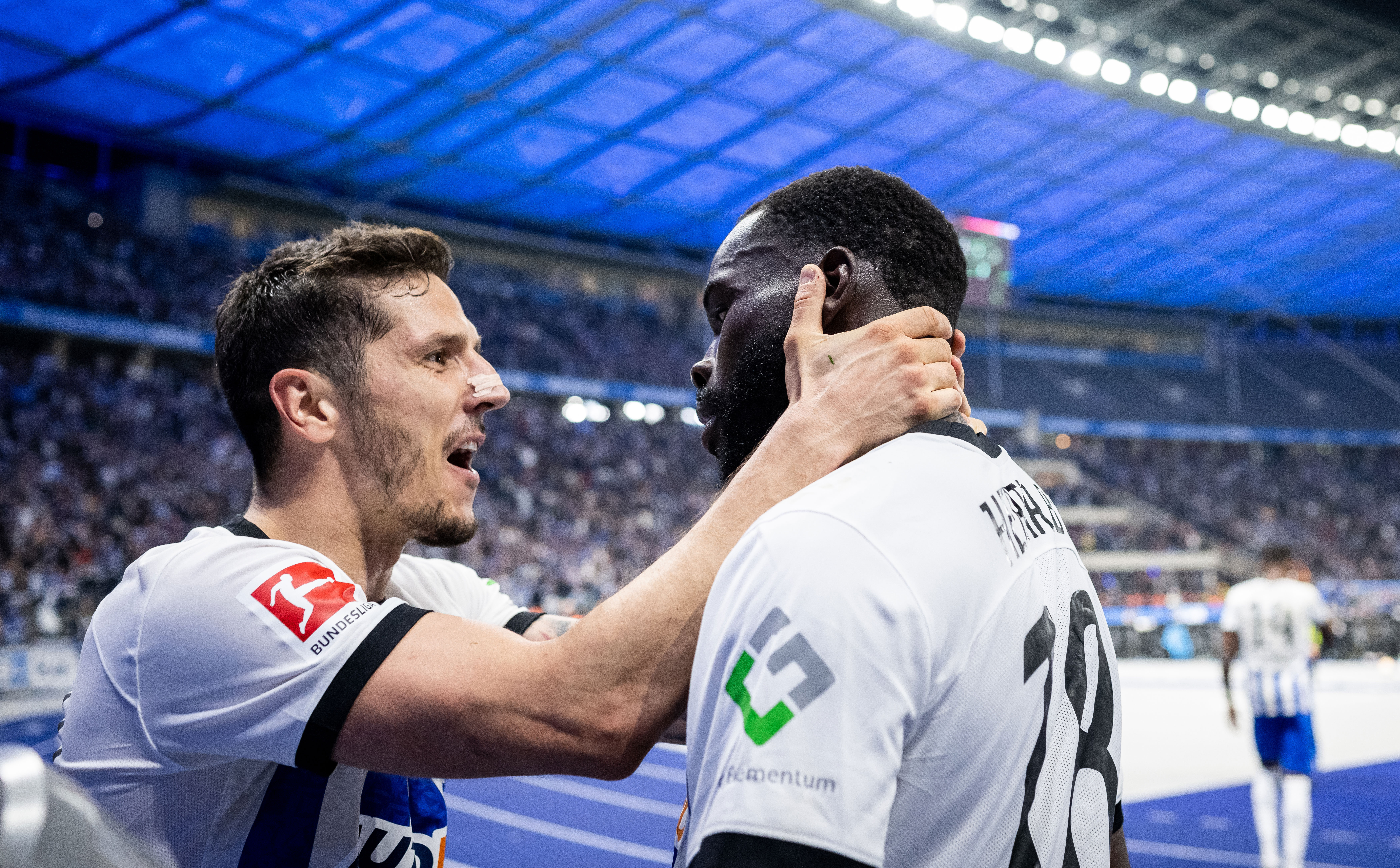 Stevan Jovetić beglückwünscht Willy Kanga zu seinem Siegtor gegen Schalke.