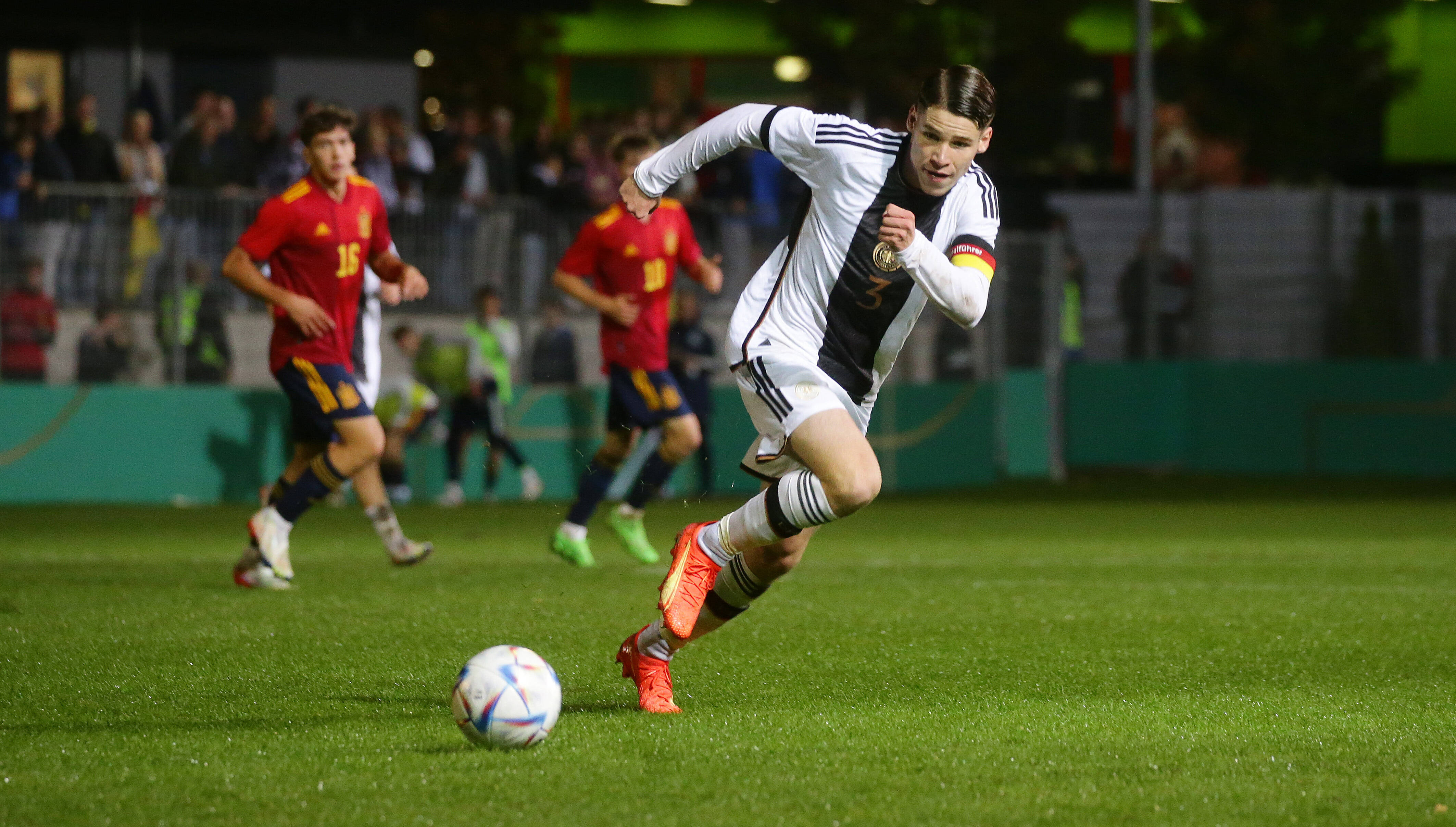 Lukas Ullrich als Kapitän der U19-DFB Nationalmannschaft.