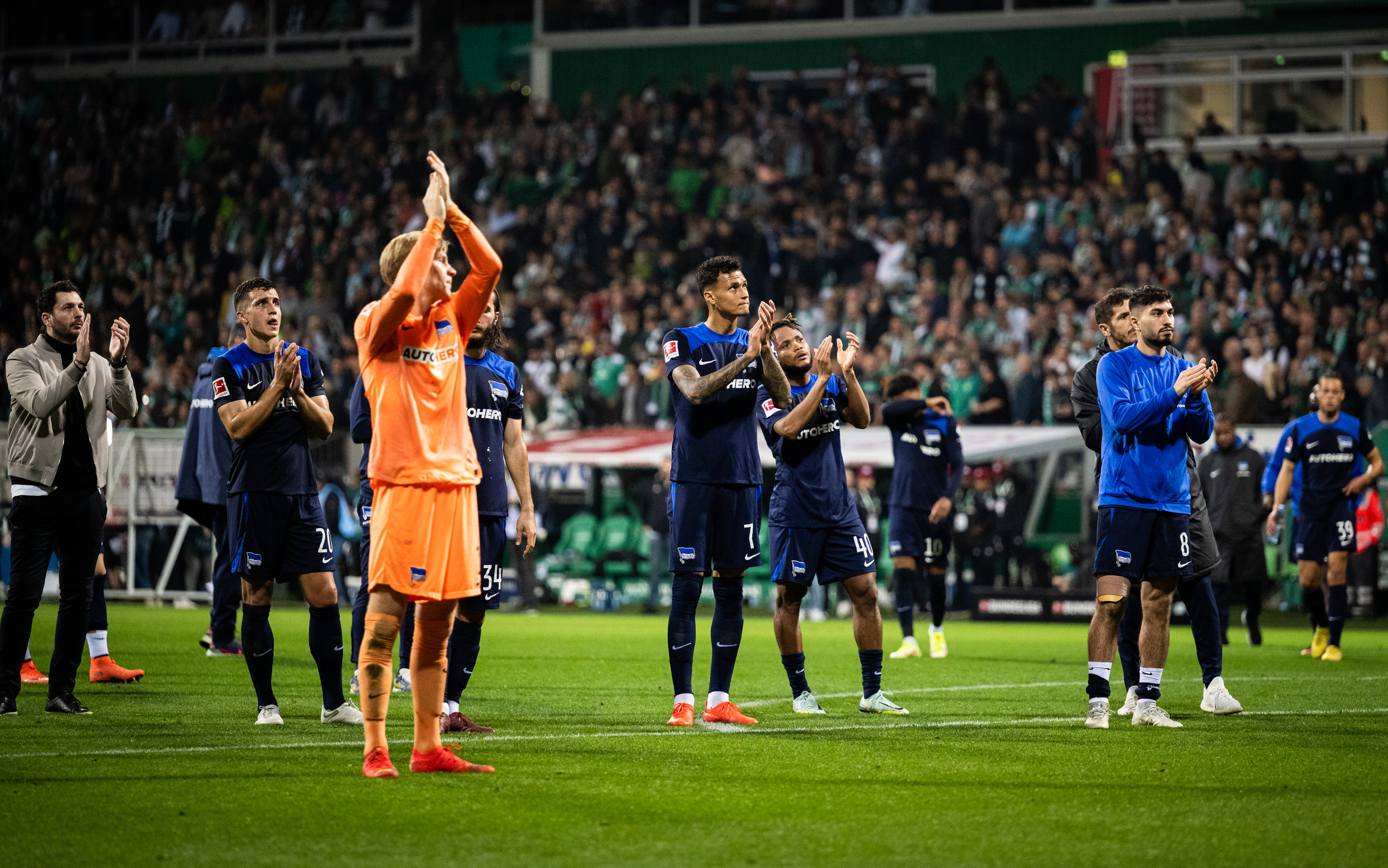 Unsere Profis bedanken sich bei den mitgereisten Fans in Bremen.