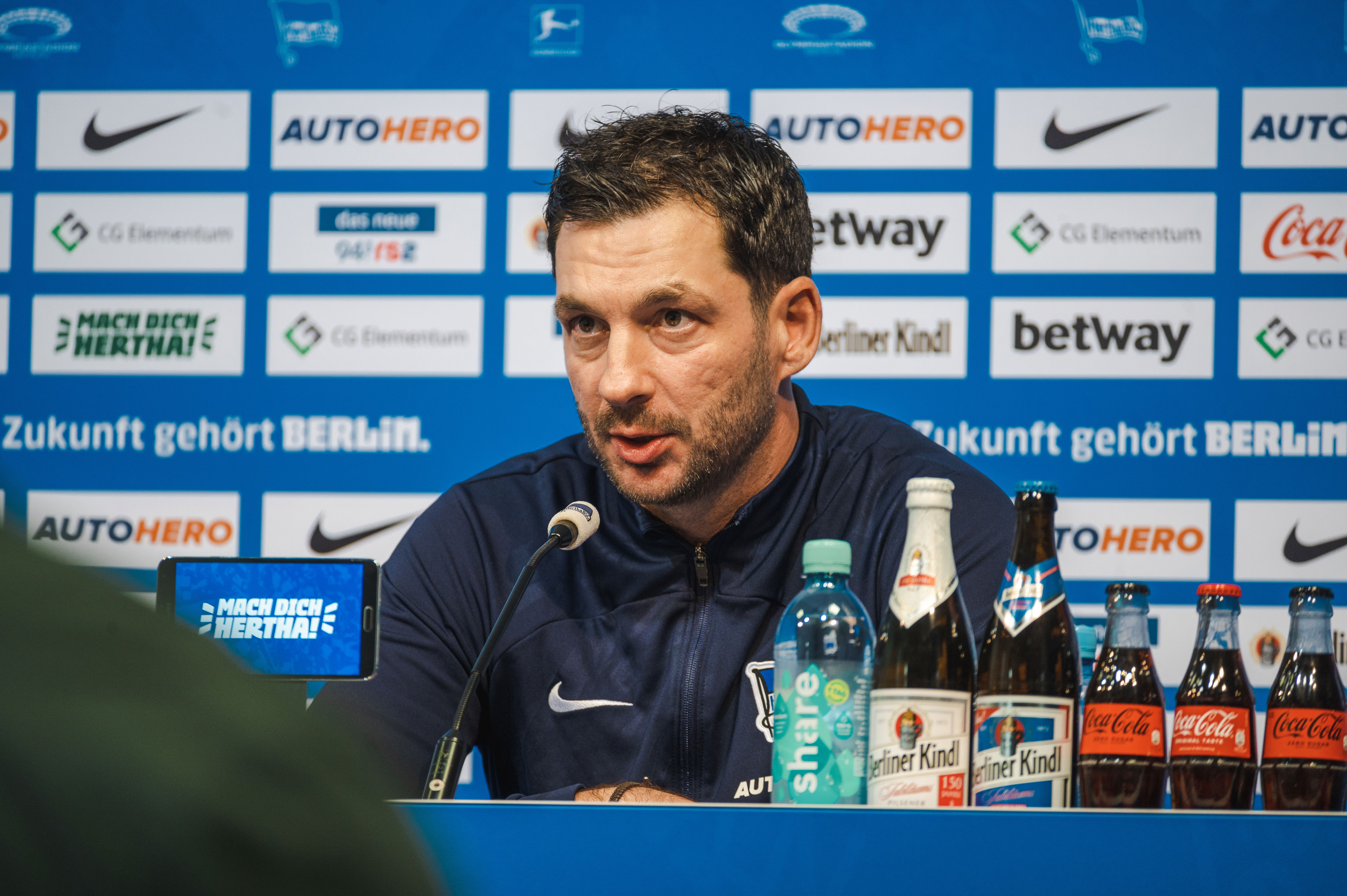 Sandro Schwarz spricht auf der PK vor dem Spiel gegen den FC Bayern.