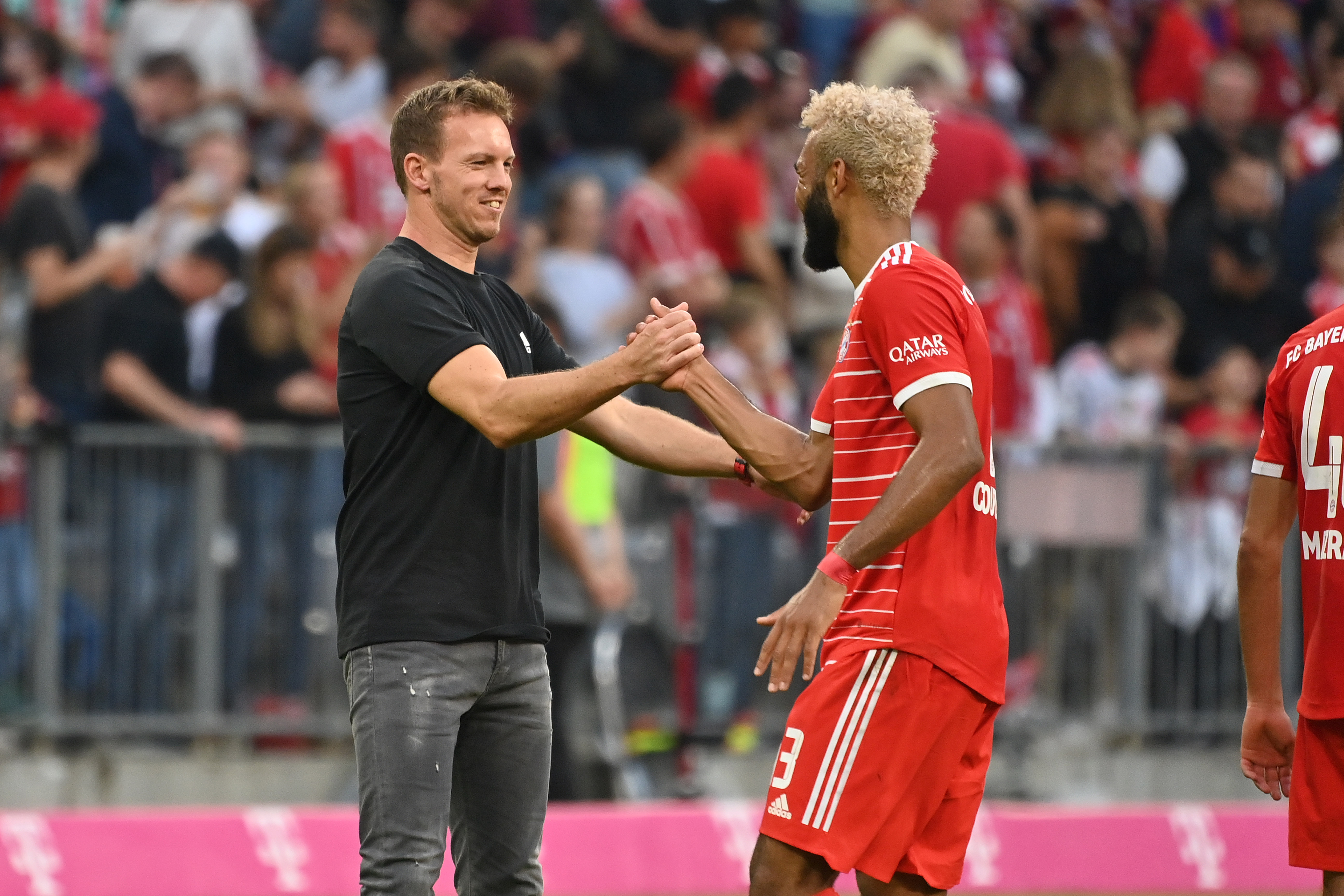 Julian Nagelsmann und Eric Maxim Choupo-Moting klatschen ab.