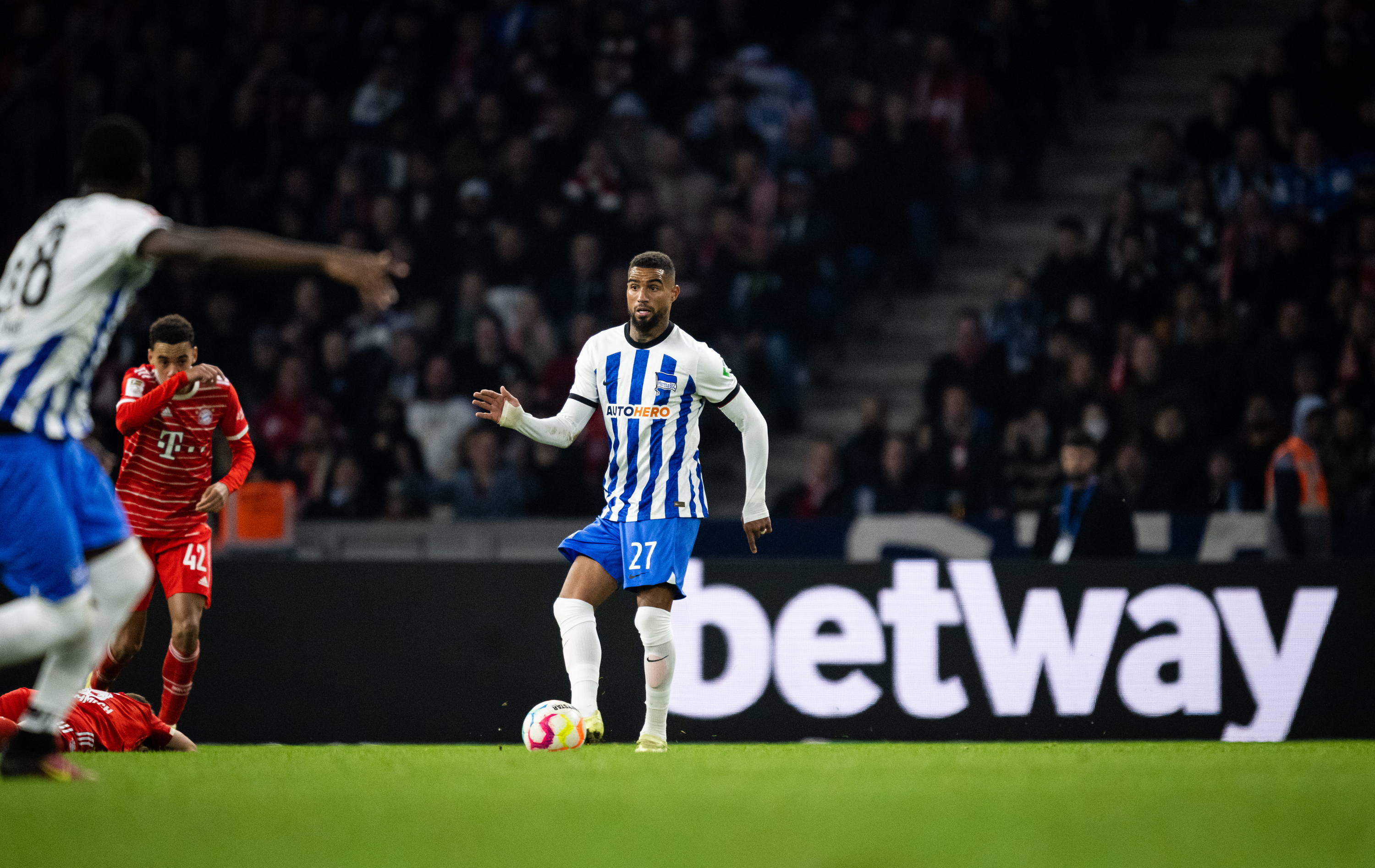 Prince Boateng gegen den FC Bayern München am Ball.