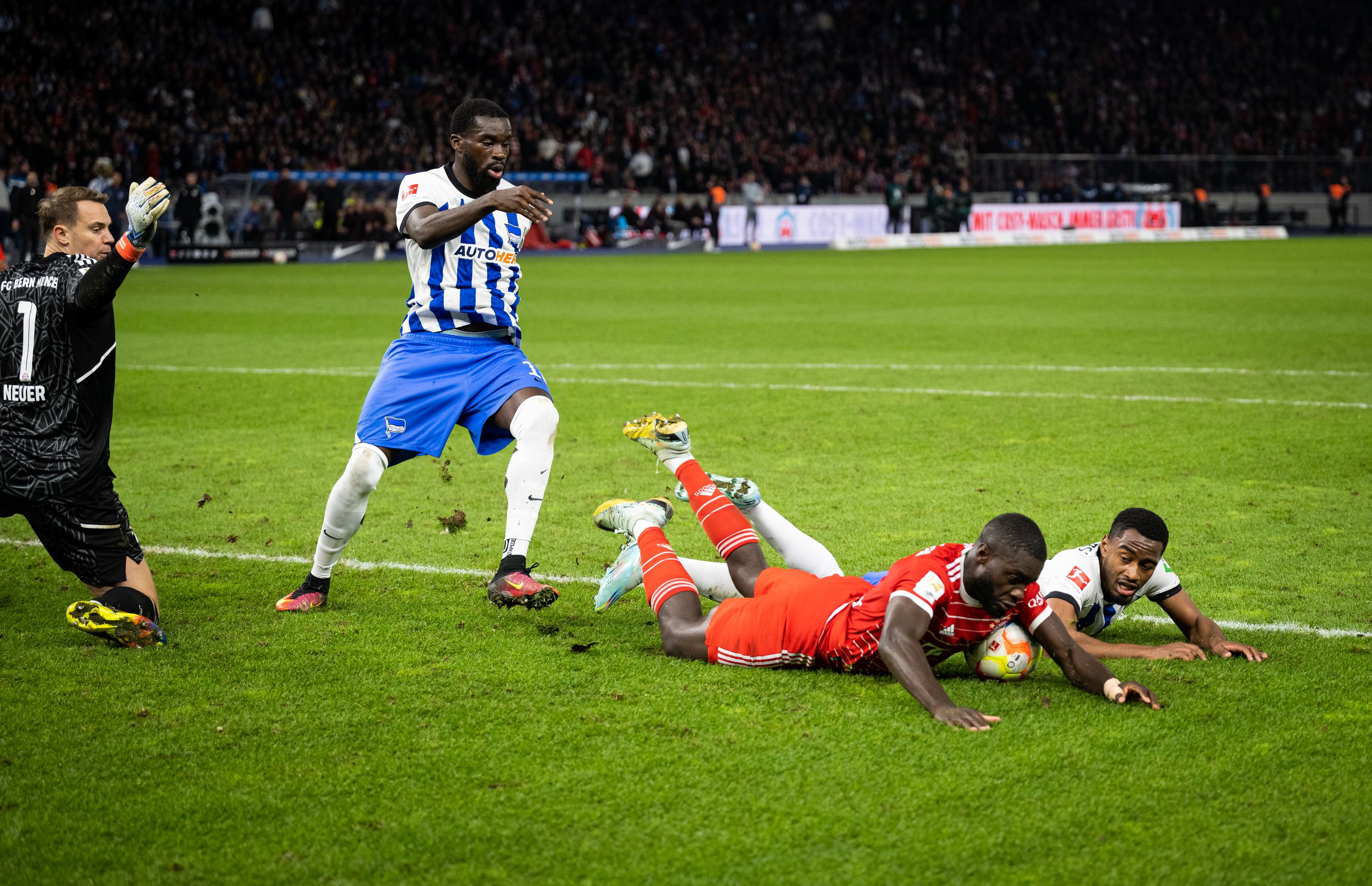 Myziane Maolida (r.) und Dayot Upamecano rangeln um den Ball, Wilfried Kanga schaut zu.