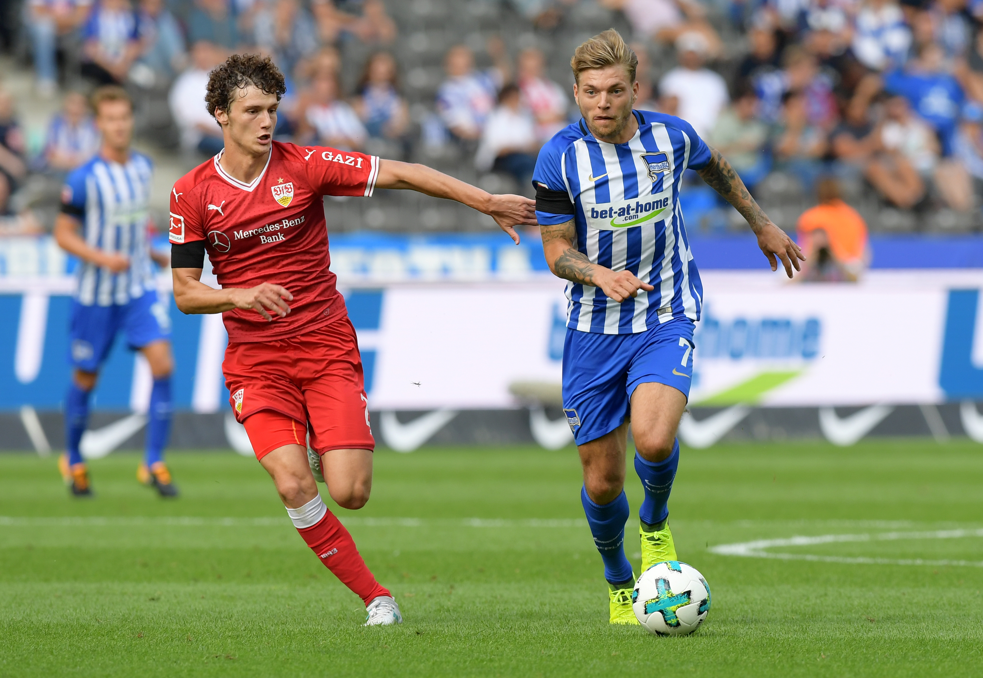 Alexander Esswein führt den Ball im Hertha-Trikot gegen den damaligen Stuttgarter Benjamin Pavard.