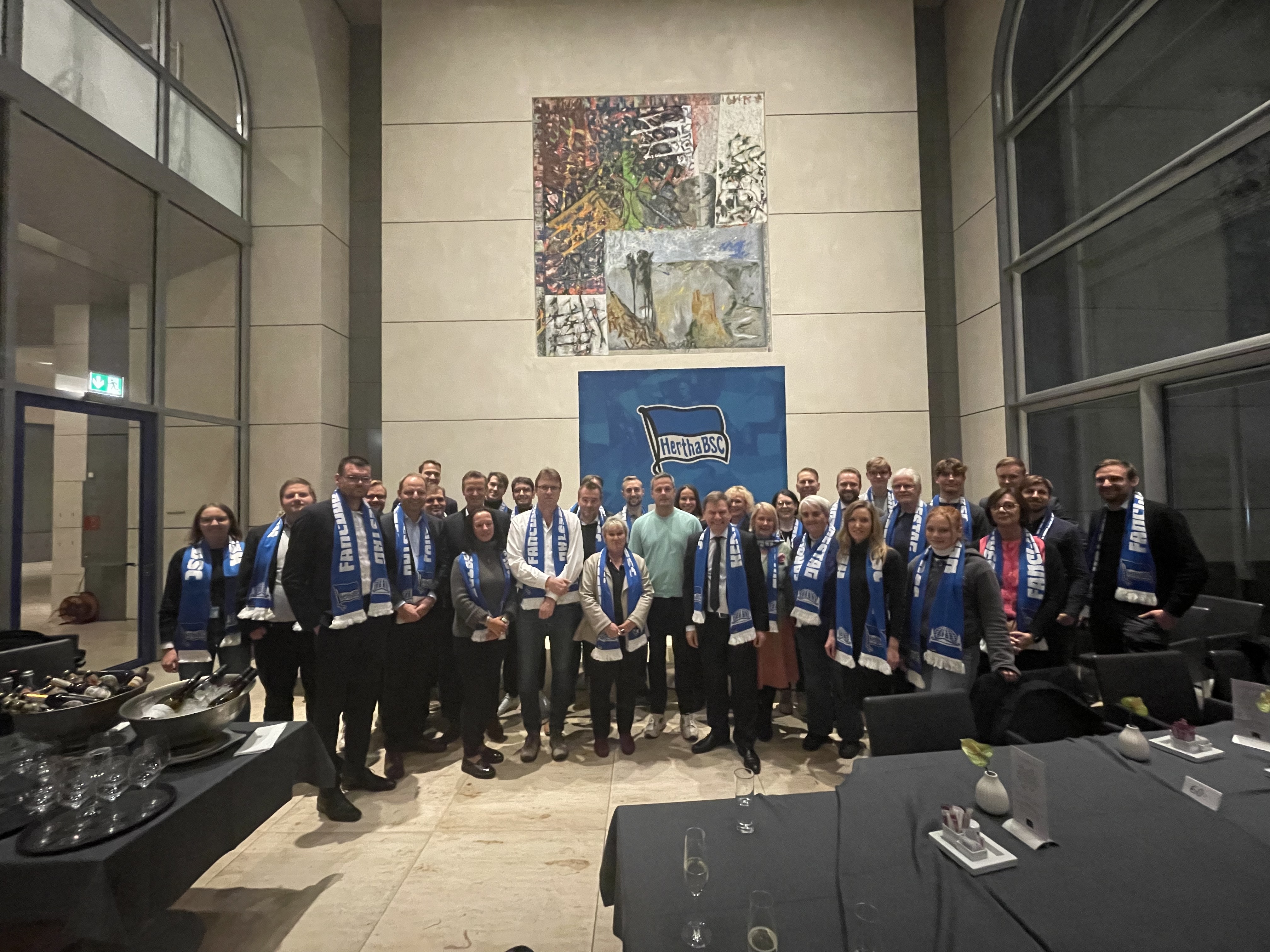 Die Mitglieder des Fanclubs von Hertha BSC im Deutschen Bundestag posieren mit Kay Bernstein zum Gruppenfoto.