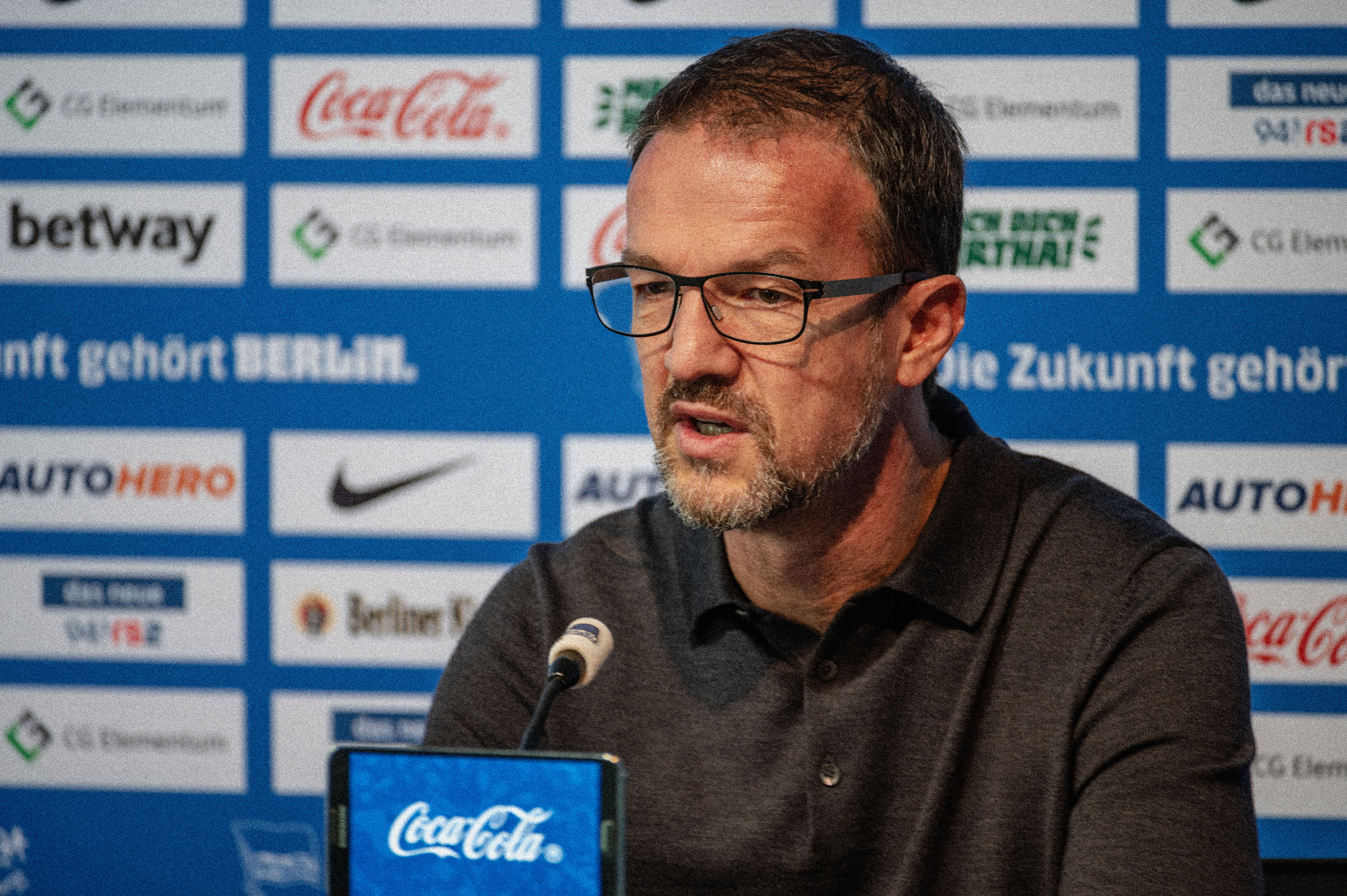 Fredi Bobic spricht in der Pressekonferenz vor dem Heimspiel gegen Köln.