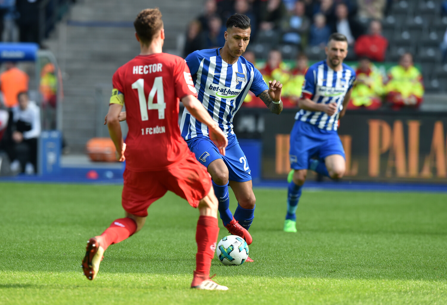 Davie Selke läuft mit Ball auf einen Gegenspieler zu.