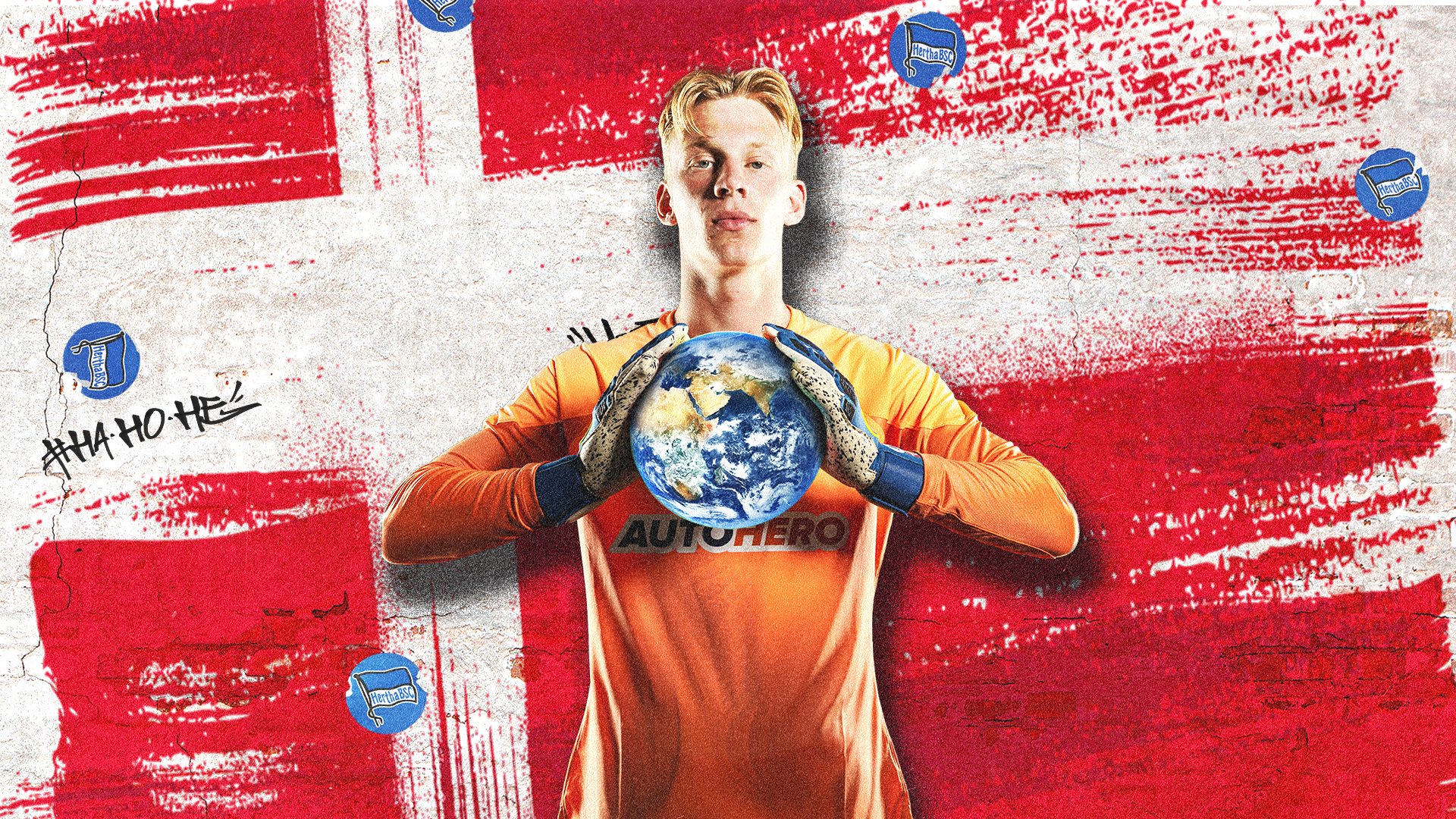 Oliver Christensen hält einen Globus in der Hand, im Hintergrund die Dänemark-Flagge.