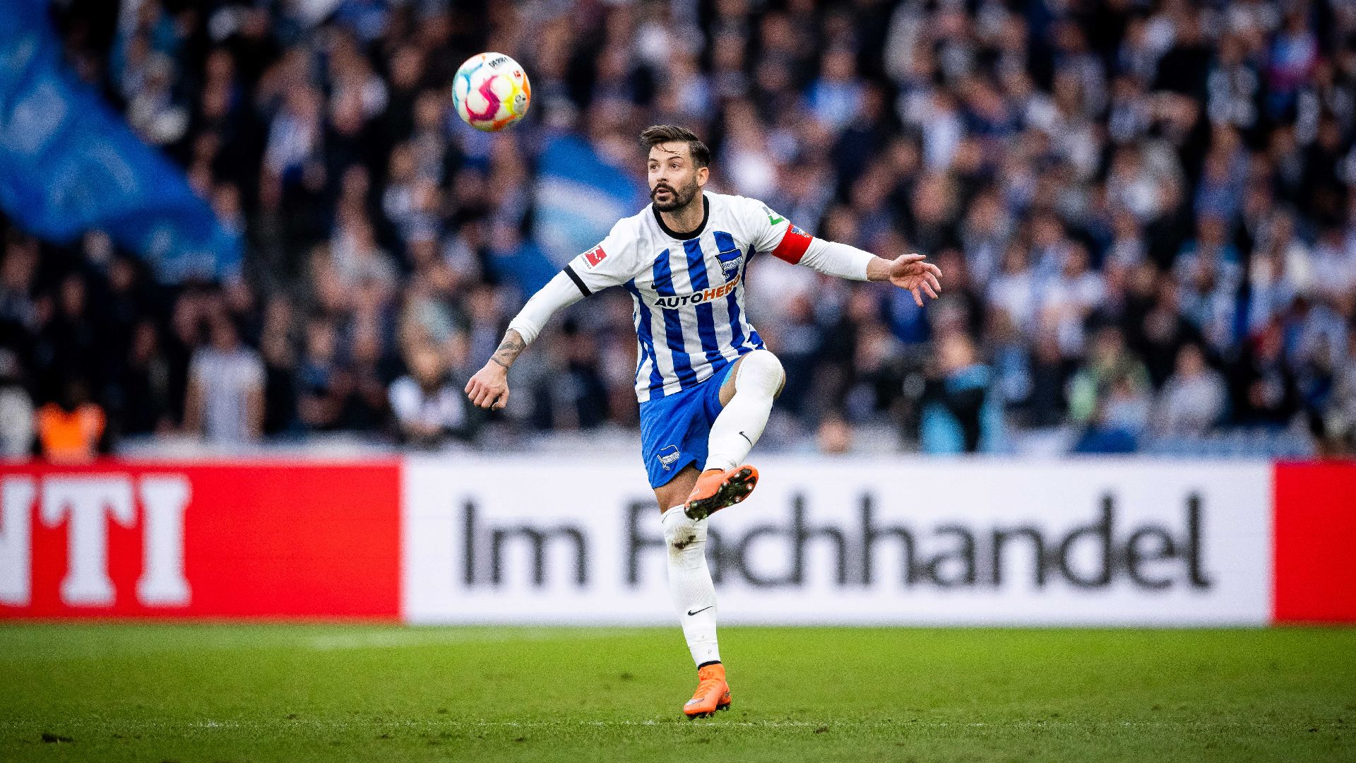 Marvin Plattenhardt in possession.