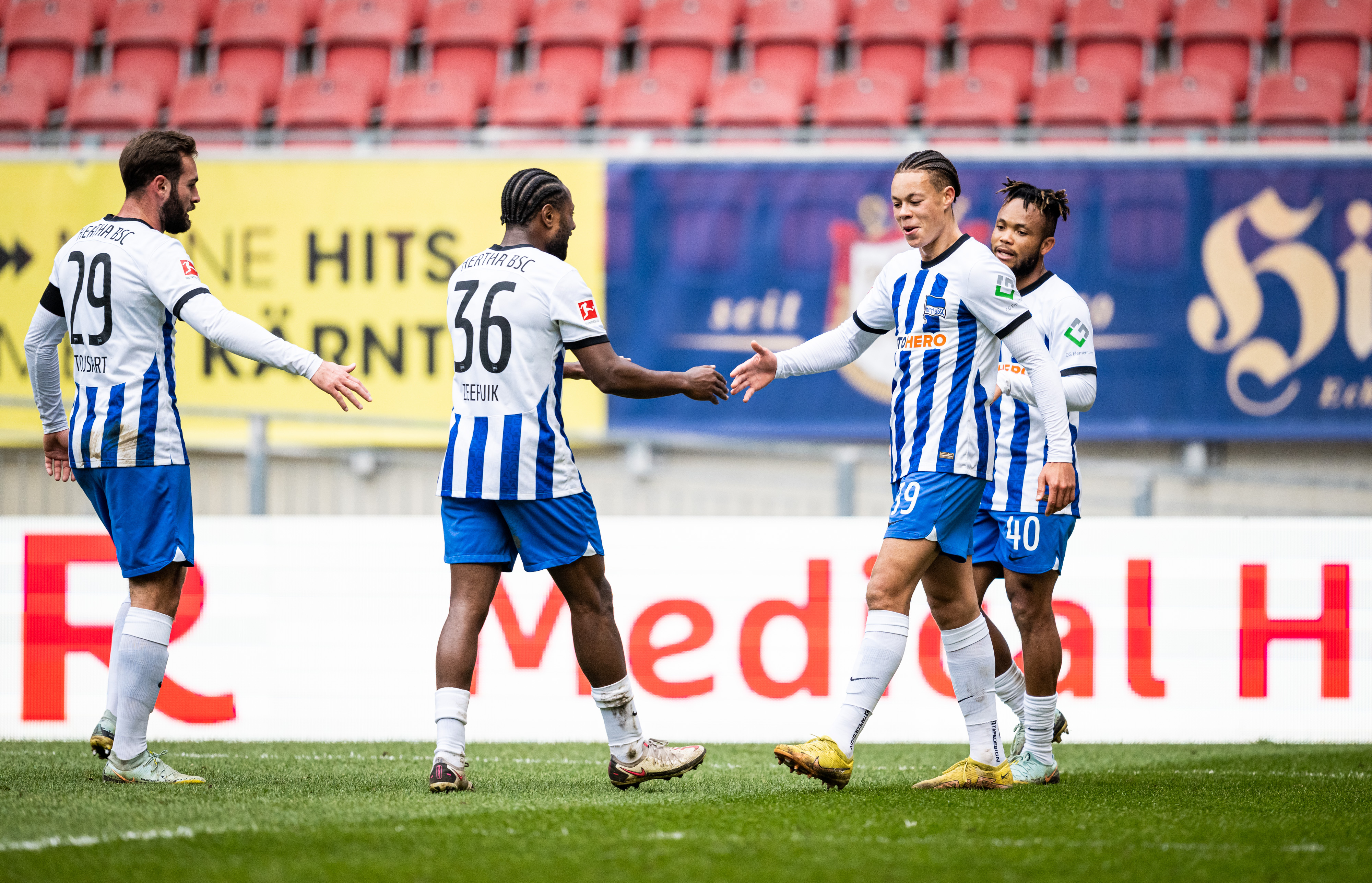 Derry Scherhant und Kollegen bejubeln den Treffer zum 1:1.