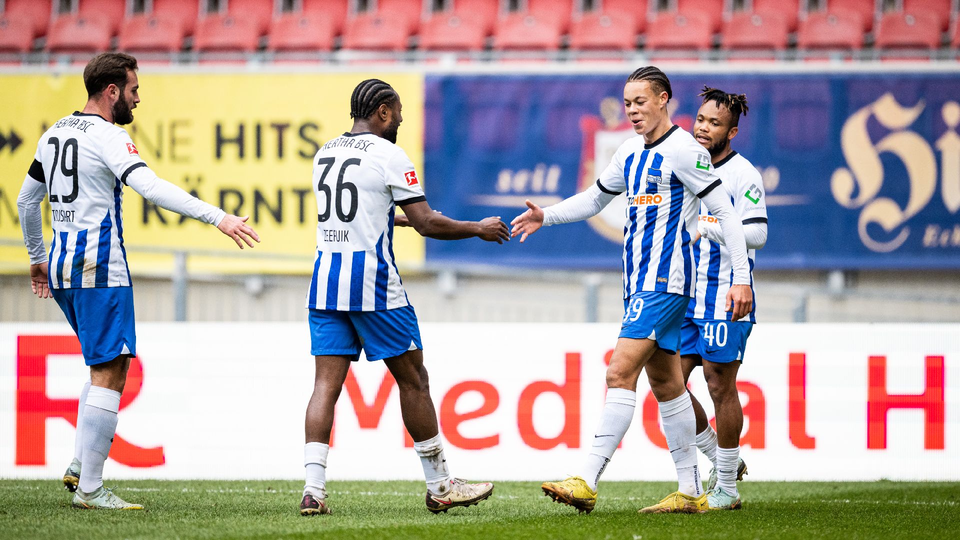 Derry Scherhant und Kollegen bejubeln den Treffer zum 1:1.