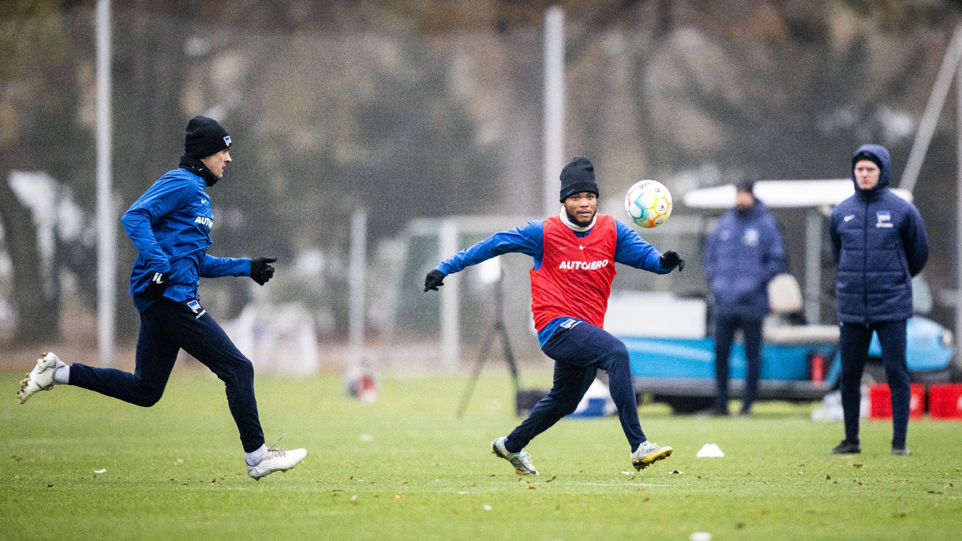 Filip Uremović (li.) und Chidera Ejuke verfolgen den Ball.