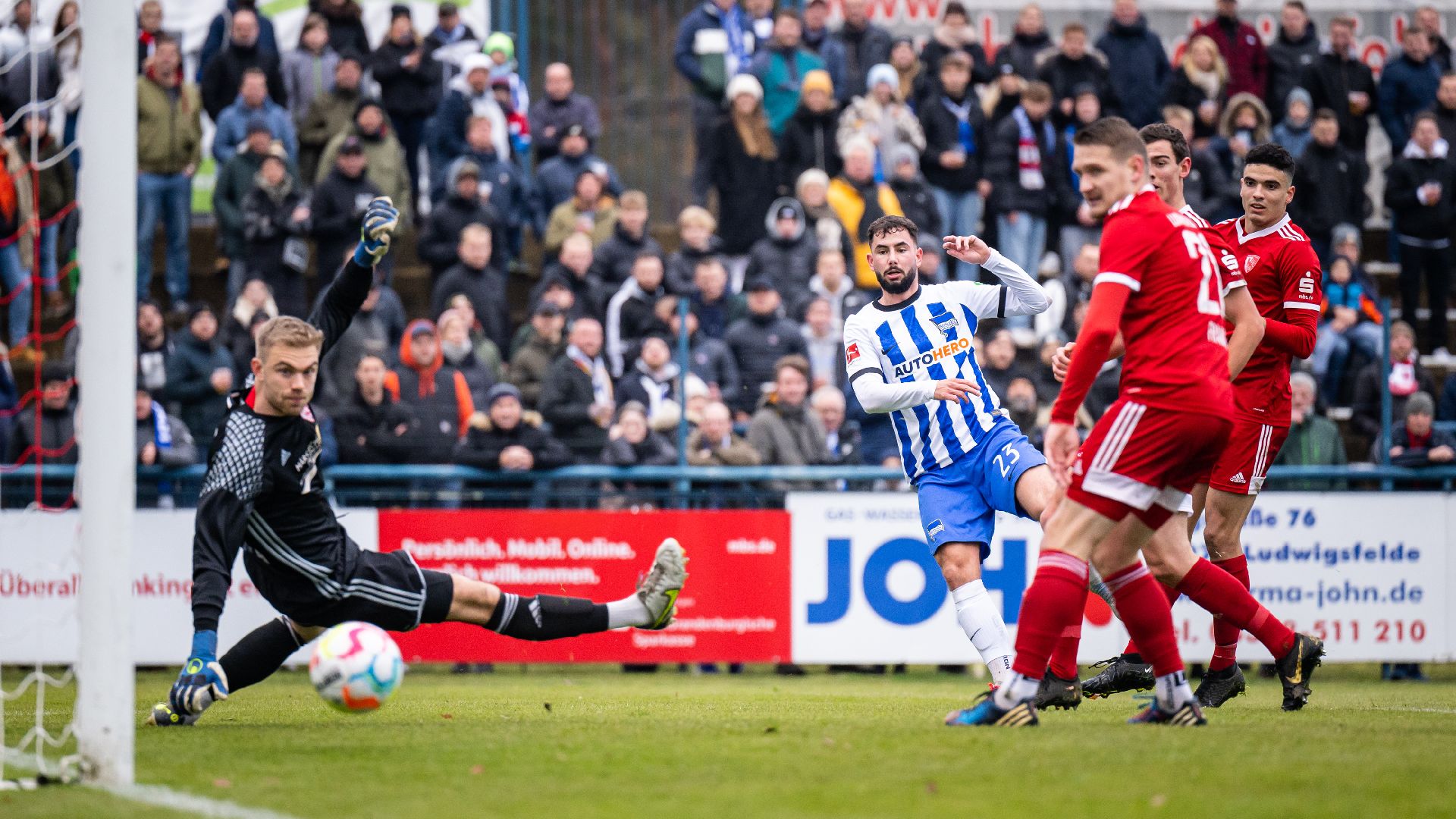 Marco Richter takes a shot on goal.