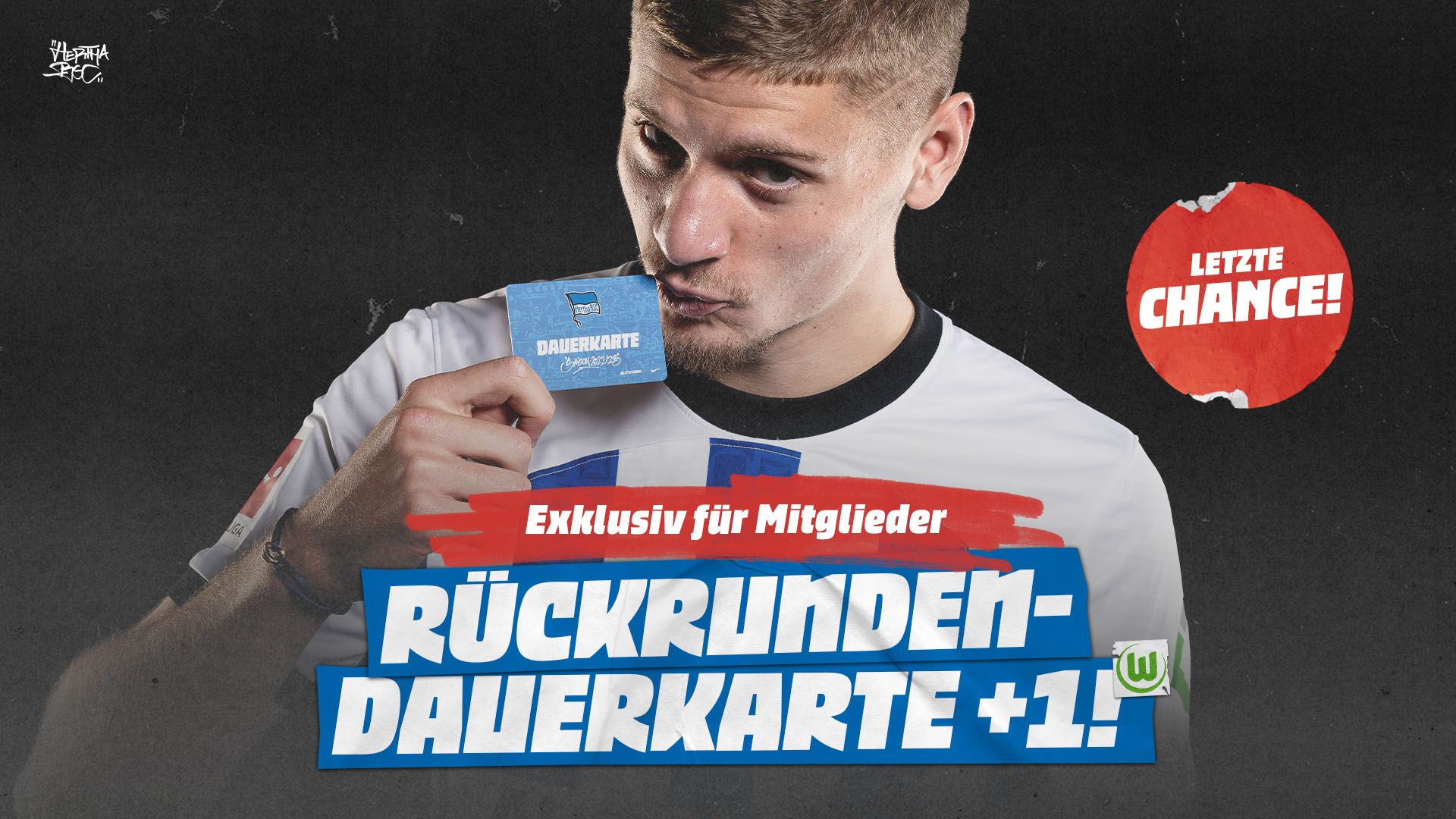 Márton Dárdai hält die Dauerkarte in der Hand.
