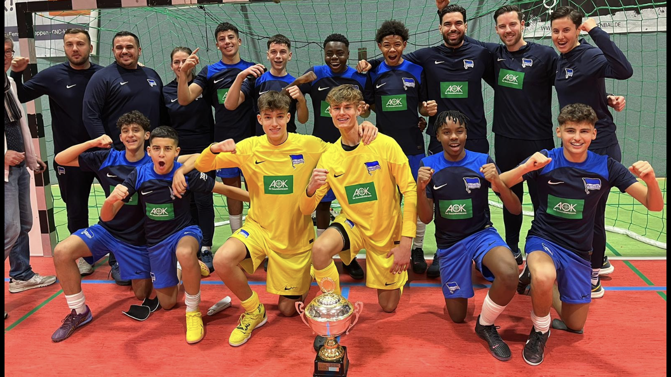 Die Siegerposen unserer U15.