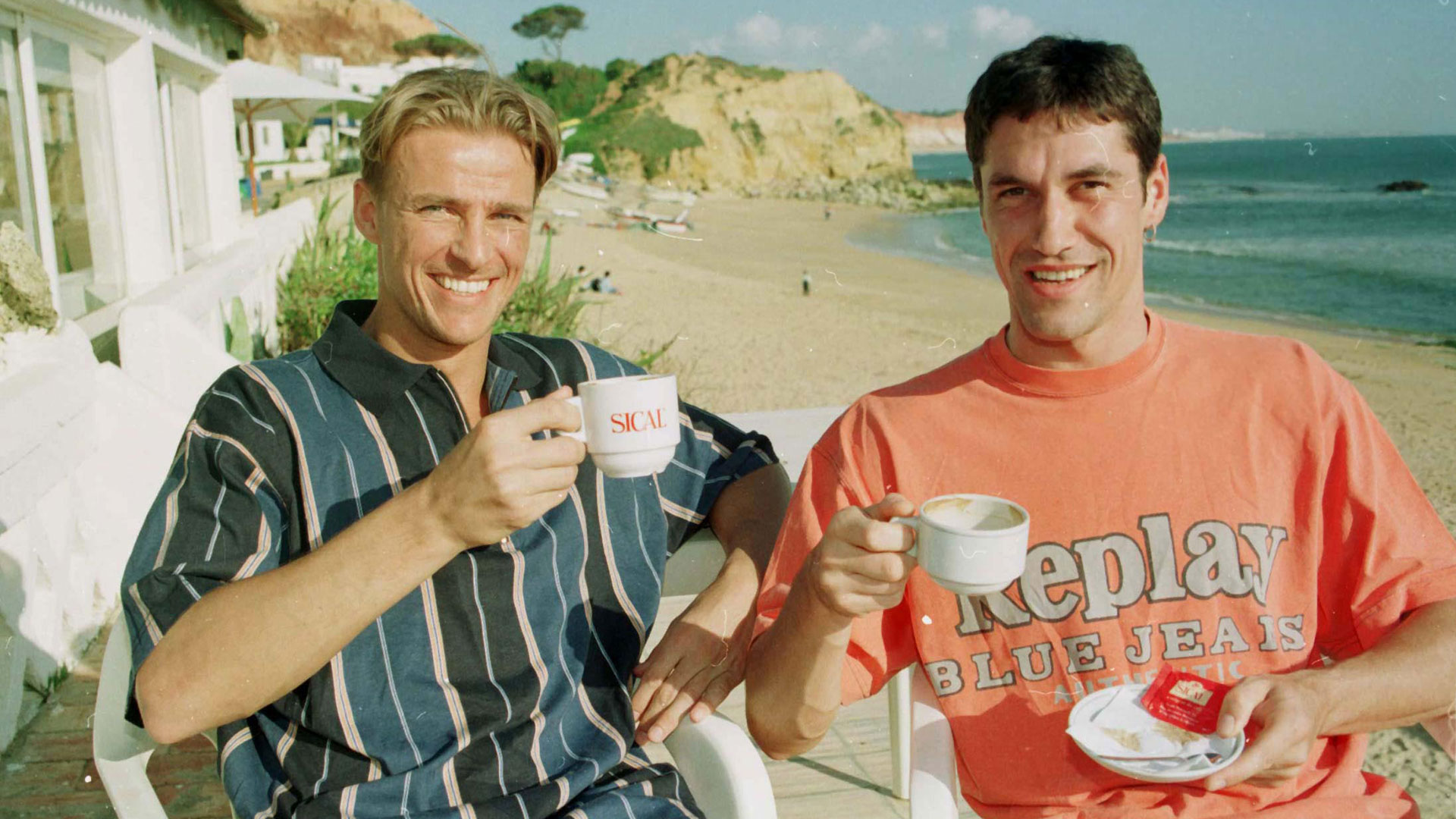 Jolly Sverrisson und Sixten Veit lassen sich im Trainingslager in Portugal einen Kaffee schmecken.