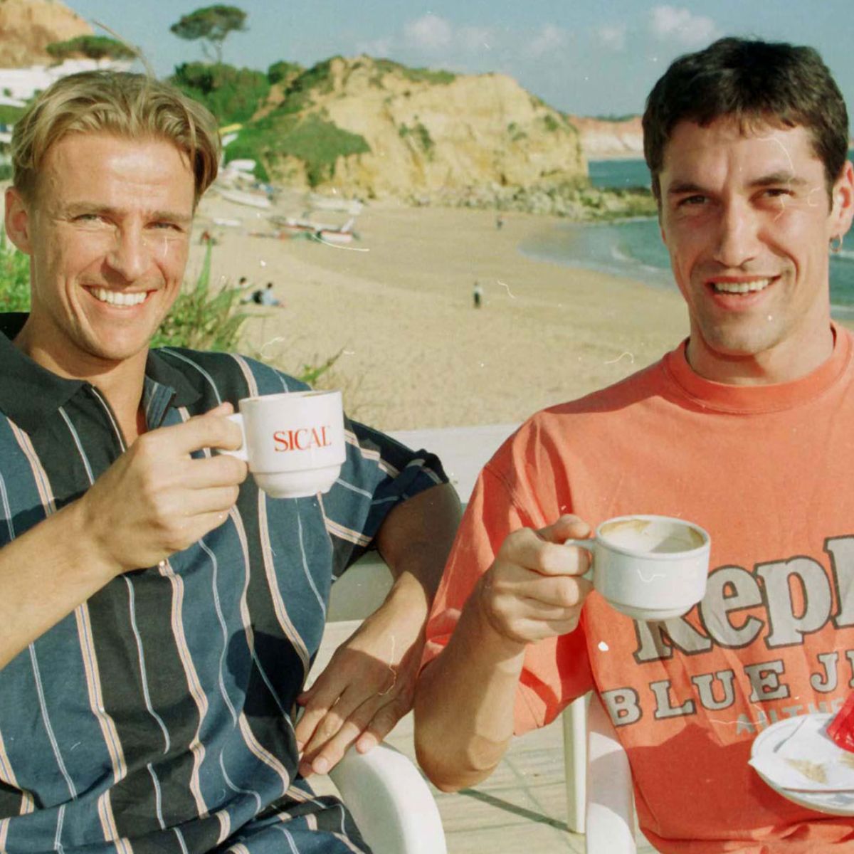 Jolly Sverrisson und Sixten Veit lassen sich im Trainingslager in Portugal einen Kaffee schmecken.