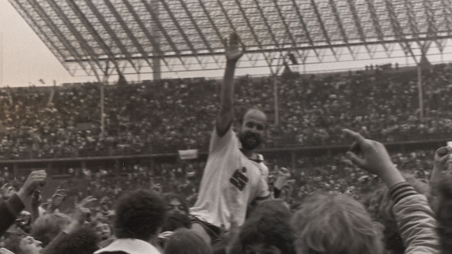Walter Gruler jubelt im Olympiastadion.