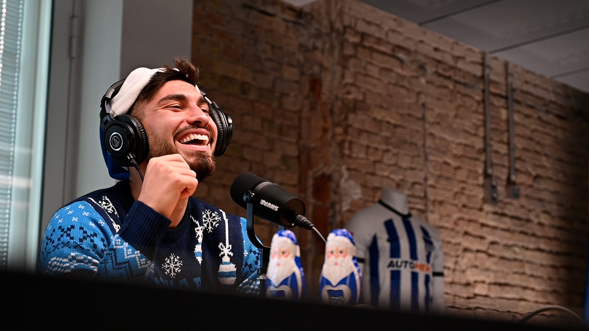 Suat Serdar freut sich über einen richtig erratenen Song.