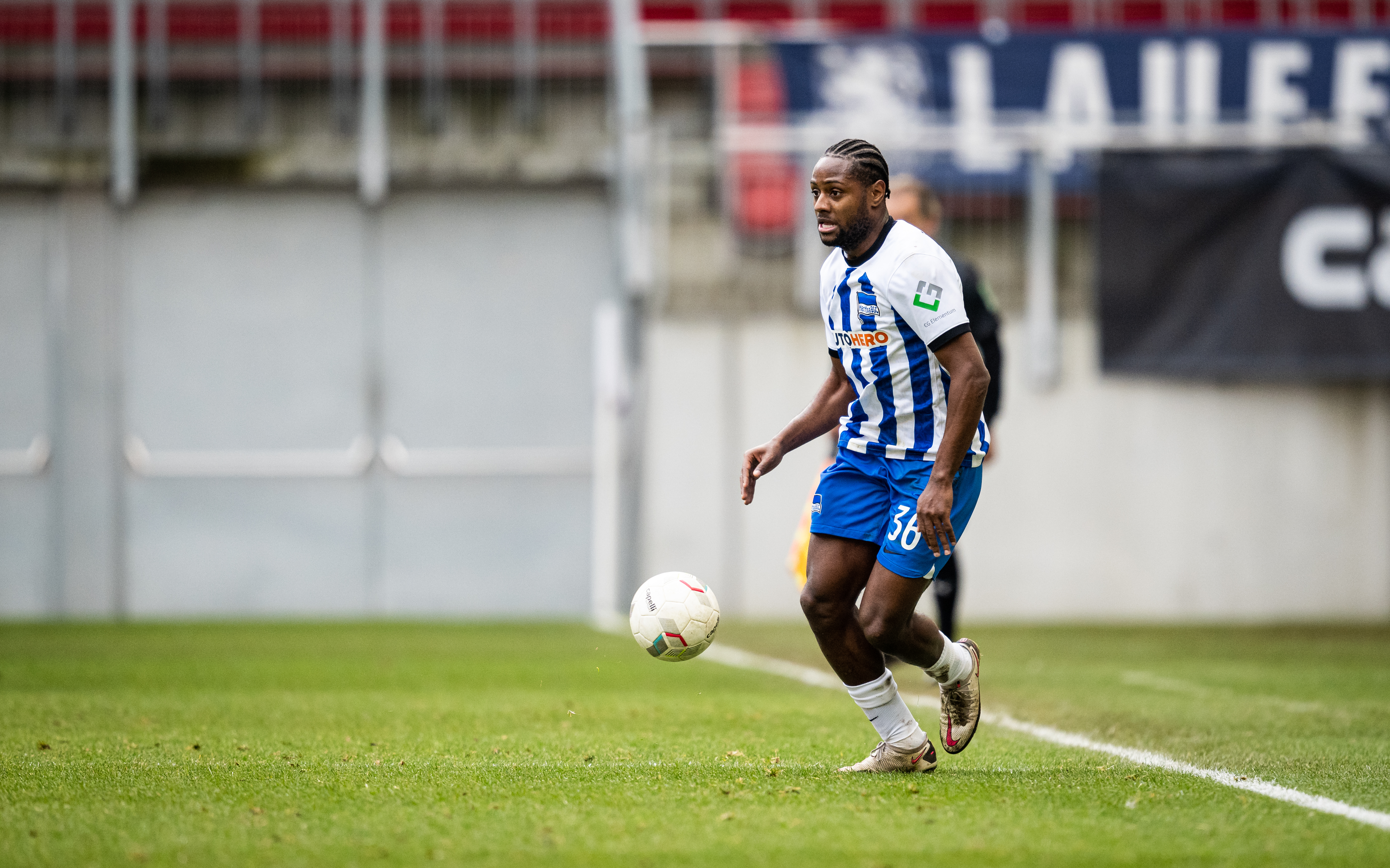 Deyovaisio Zeefuik bei der Ballannahme.