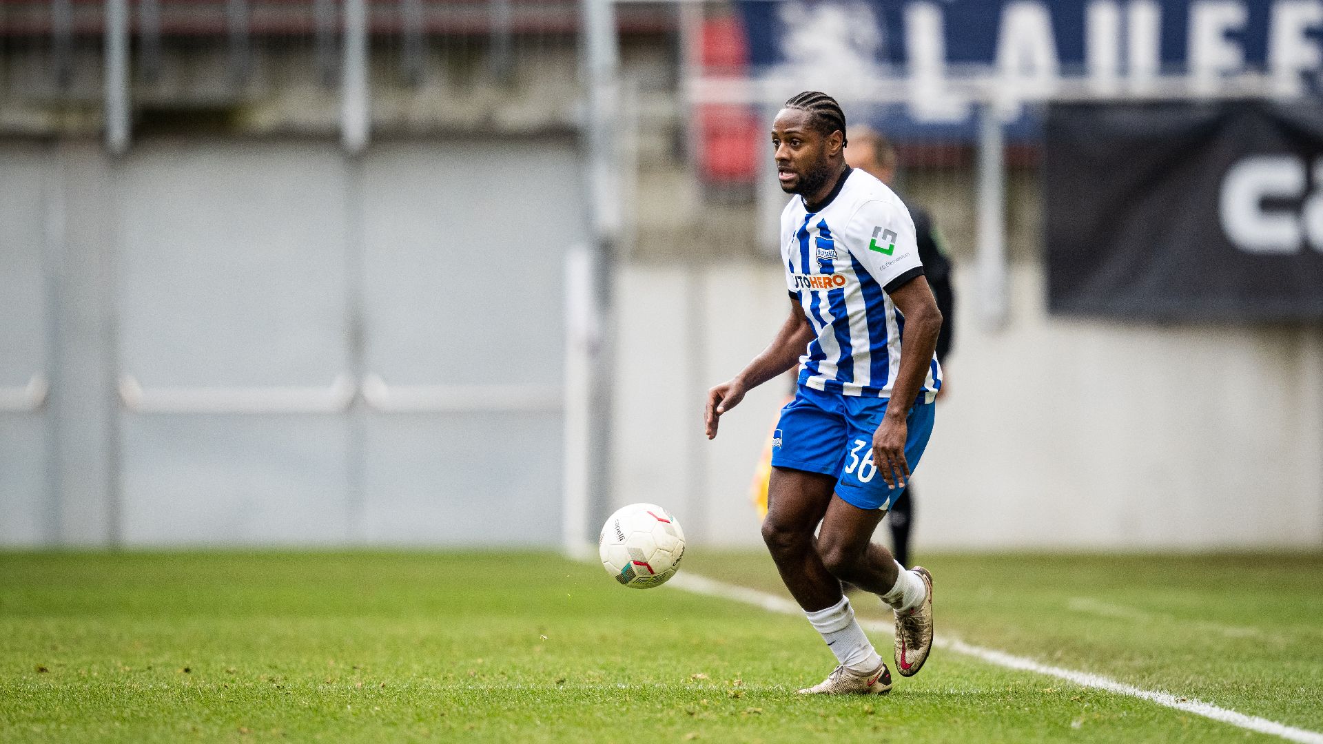 Deyovaisio Zeefuik bei der Ballannahme.