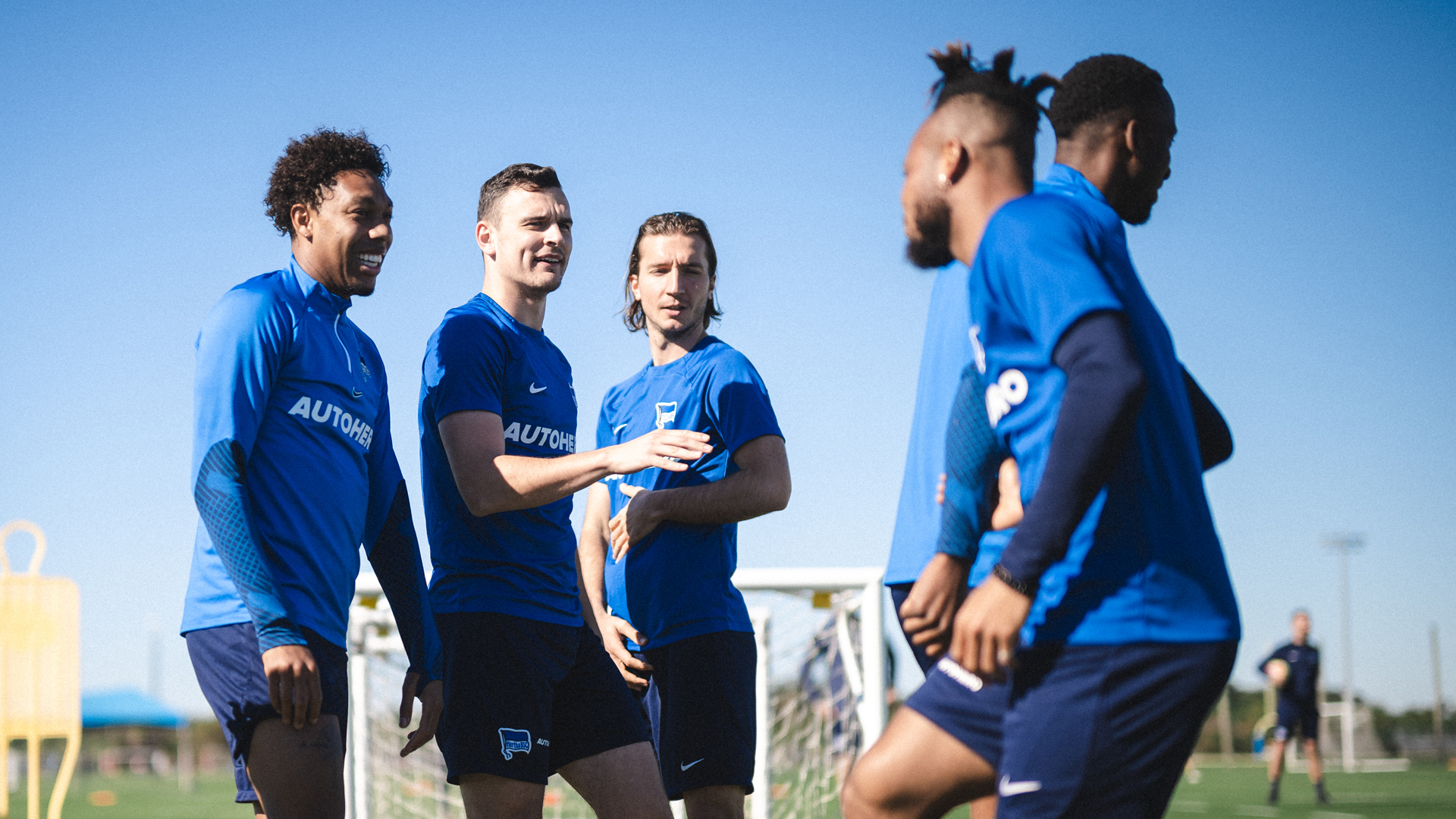 Jean-Paul Boëtius steht mit seinen Kollegen auf dem Trainingsplatz in Bradenton.
