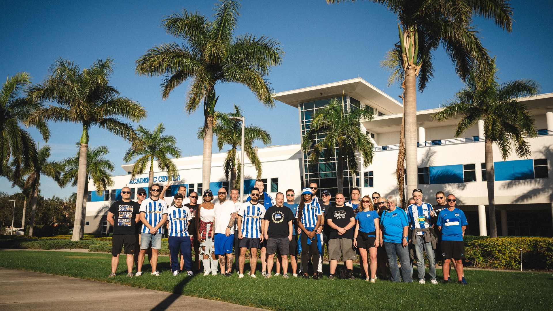 Unsere Fans posieren vor Palmen auf der IMG Academy.