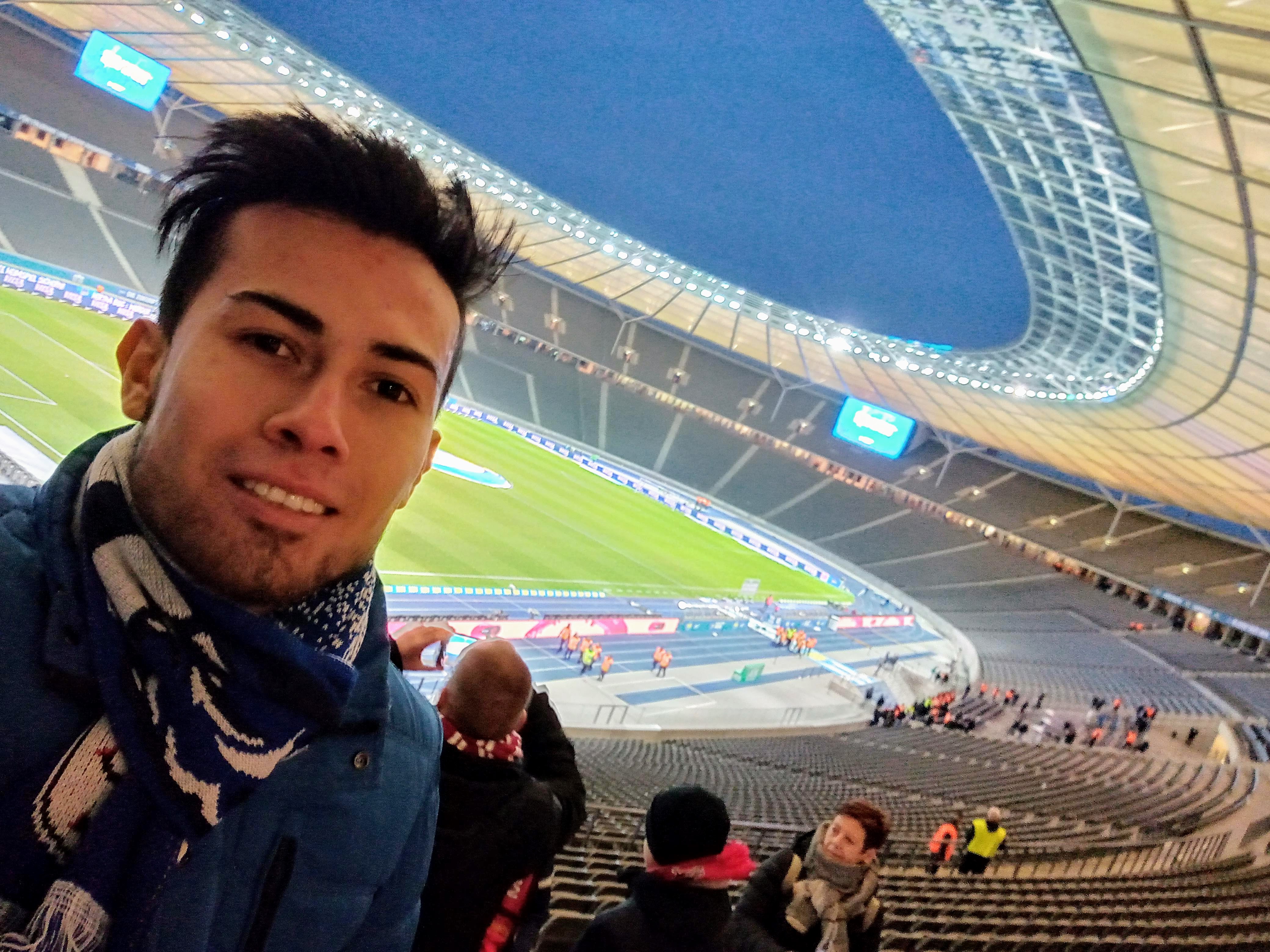 Der Exil-Herthaner mit dem Olympiastadion im Hintergrund.