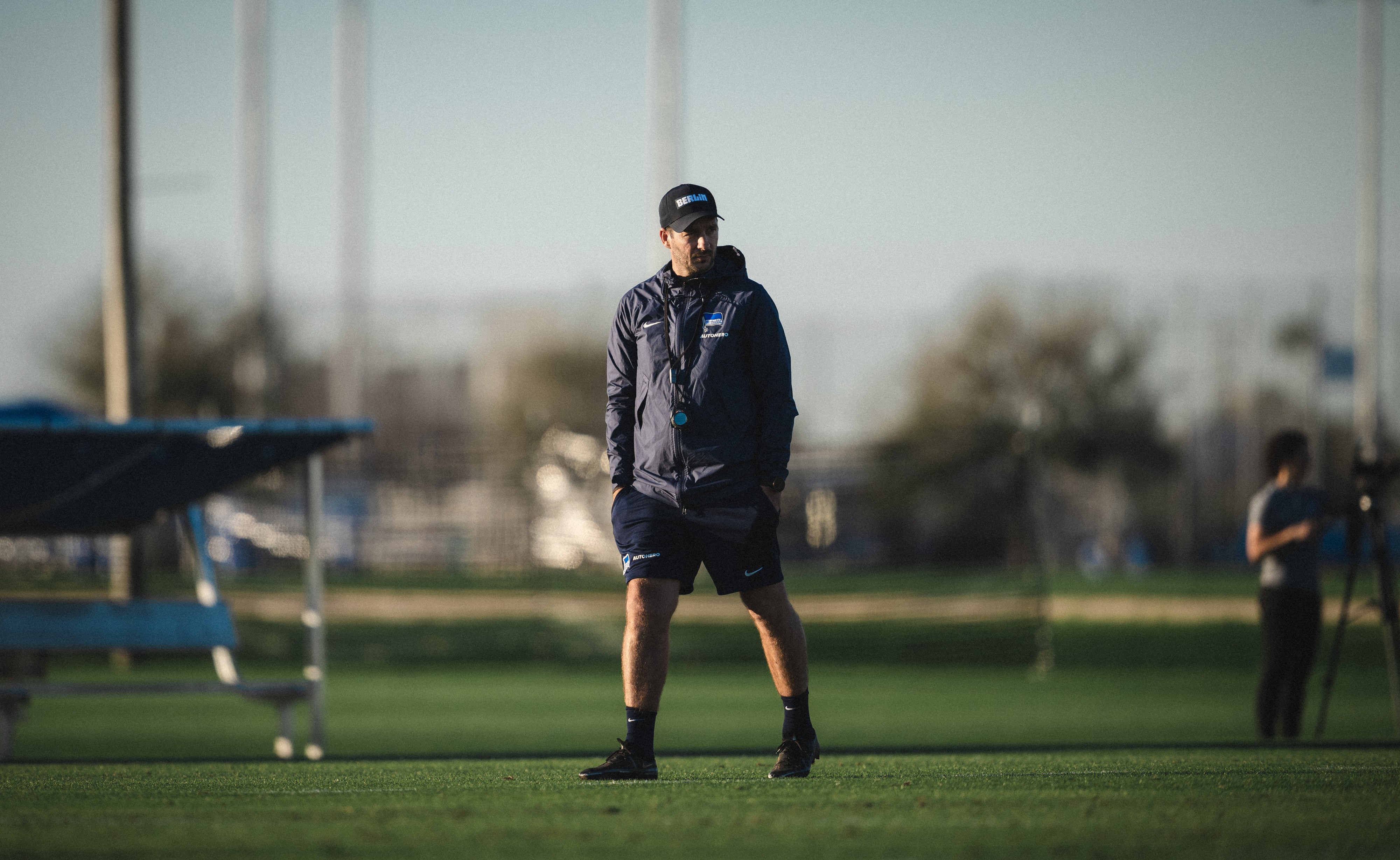 Sandro Schwarz steht auf dem Trainingsplatz.
