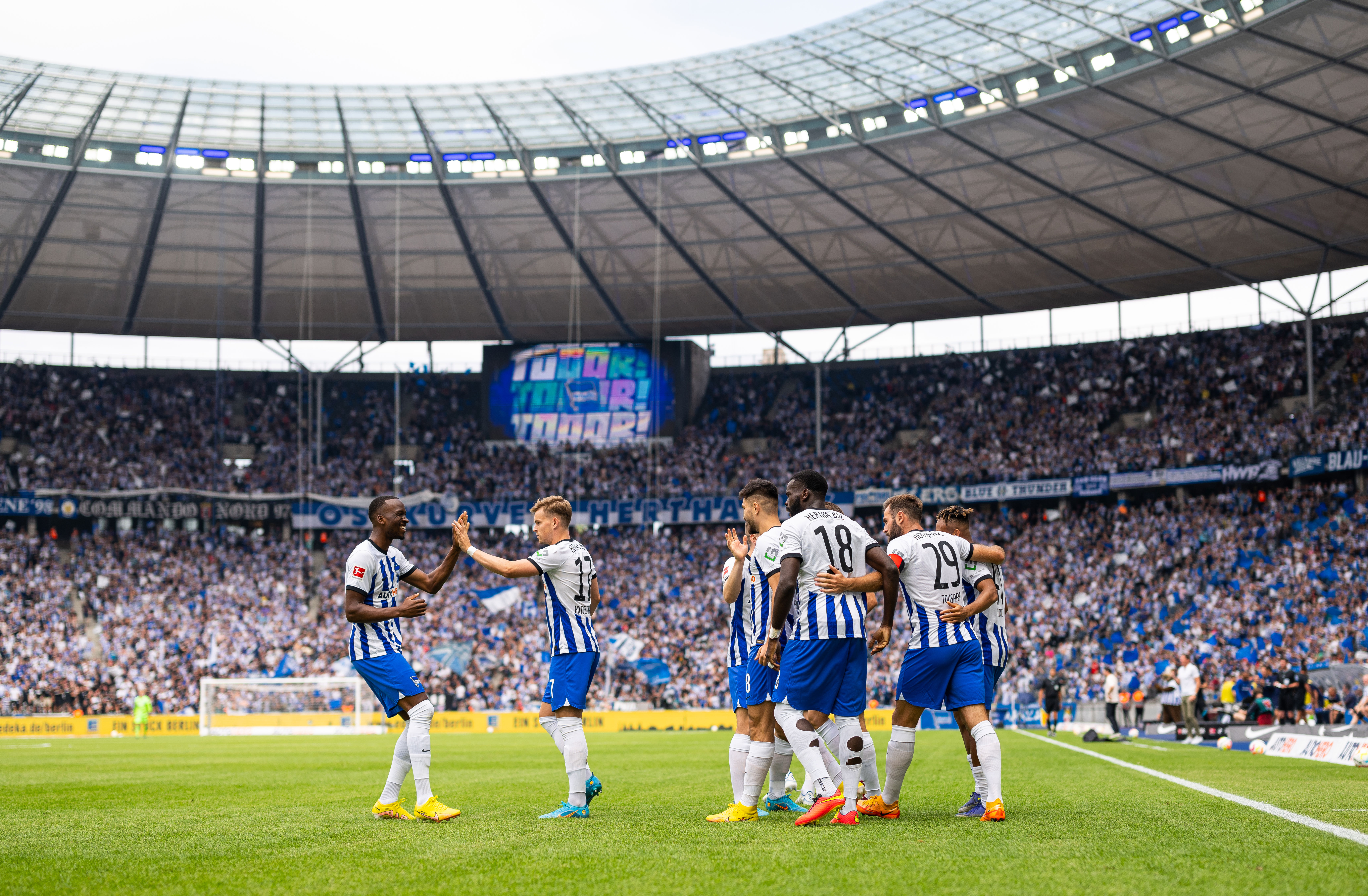 Nuestros jugadores celebran un gol.