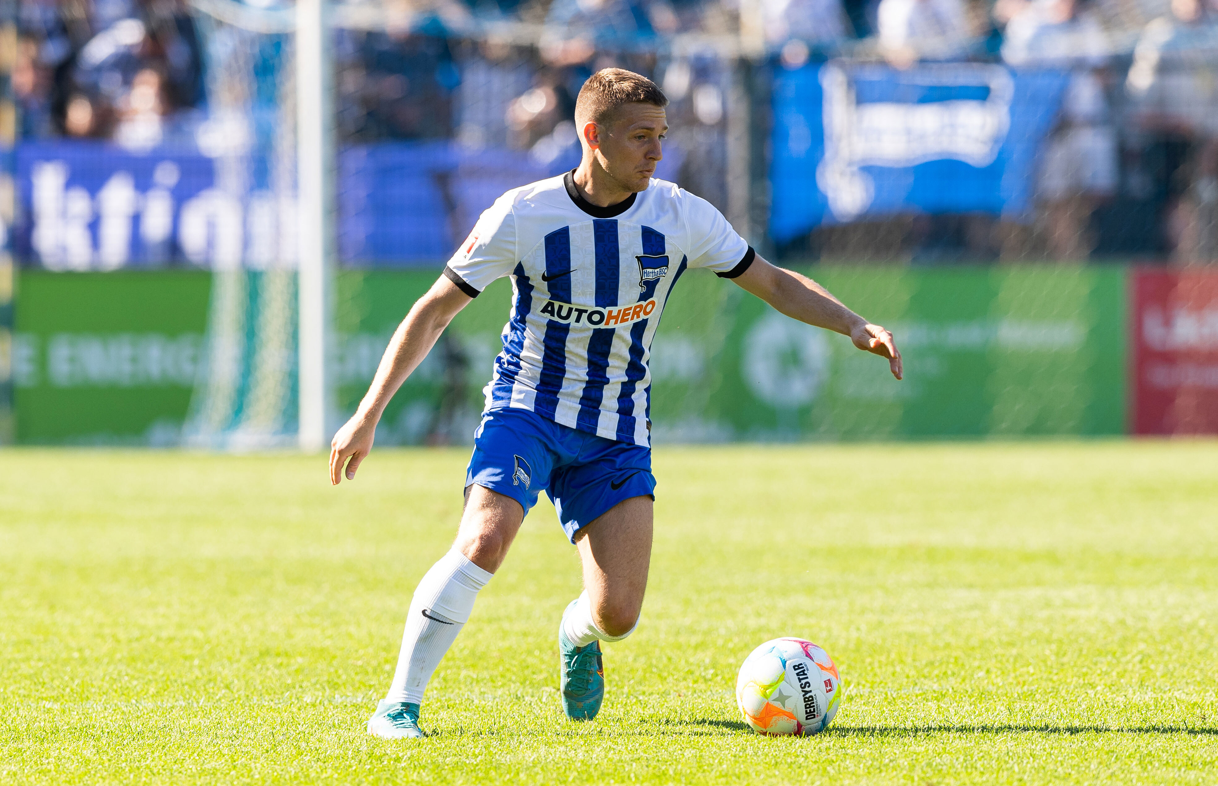 Santiago Ascacíbar spielt während des Testspiel gegen Babelsberg den Ball.