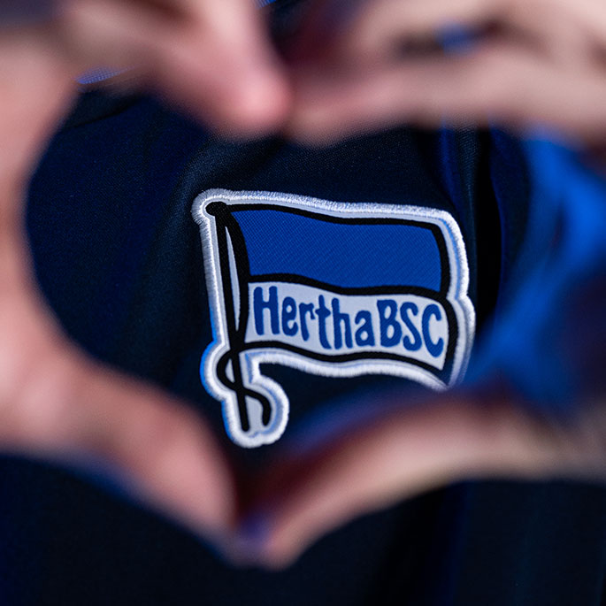 Herz vorm Hertha-Logo