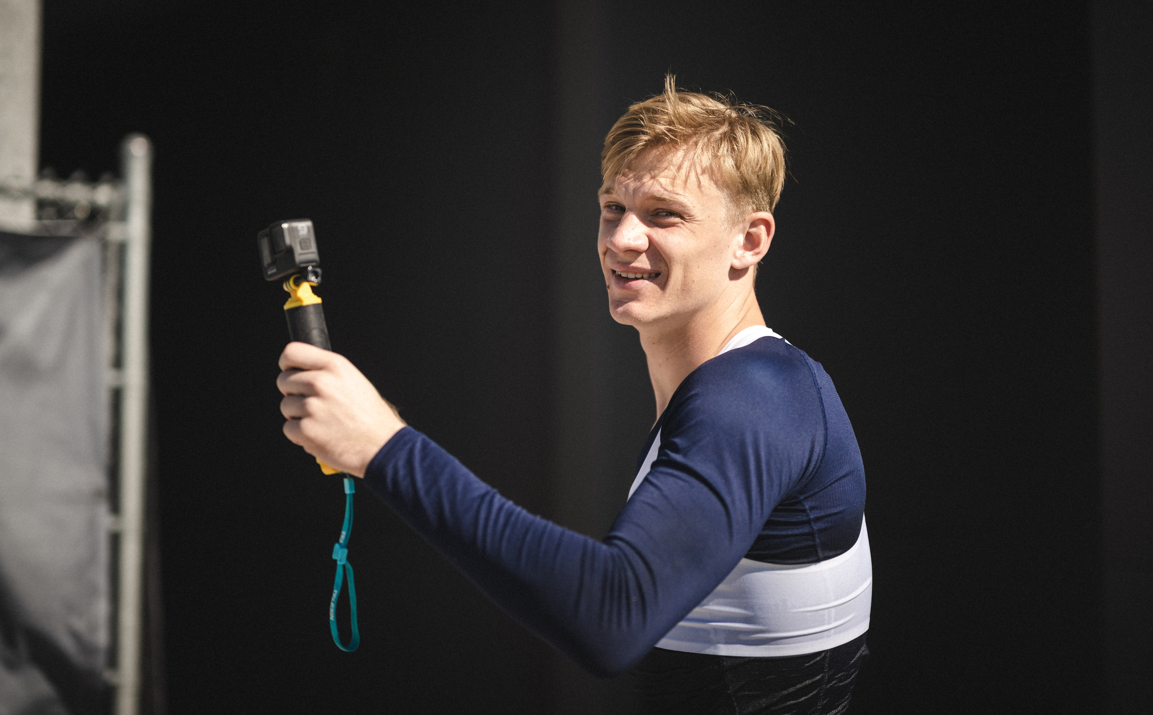 Oliver Christensen hält eine GoPro-Kamera in der Hand.