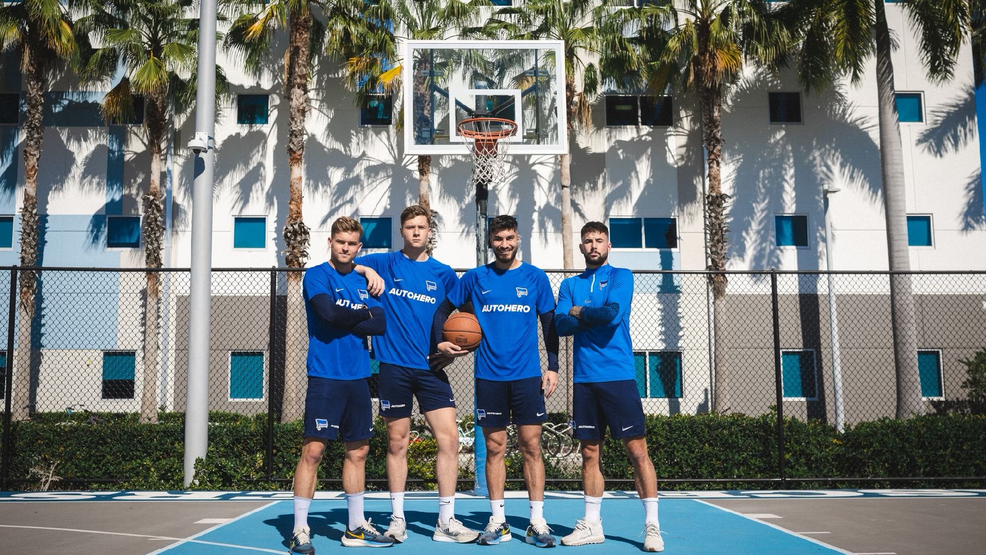 Maximilian Mittelstädt, Tjark Ernst, Suat Serdar und Marco Richter posieren vor dem Basketballkorb.