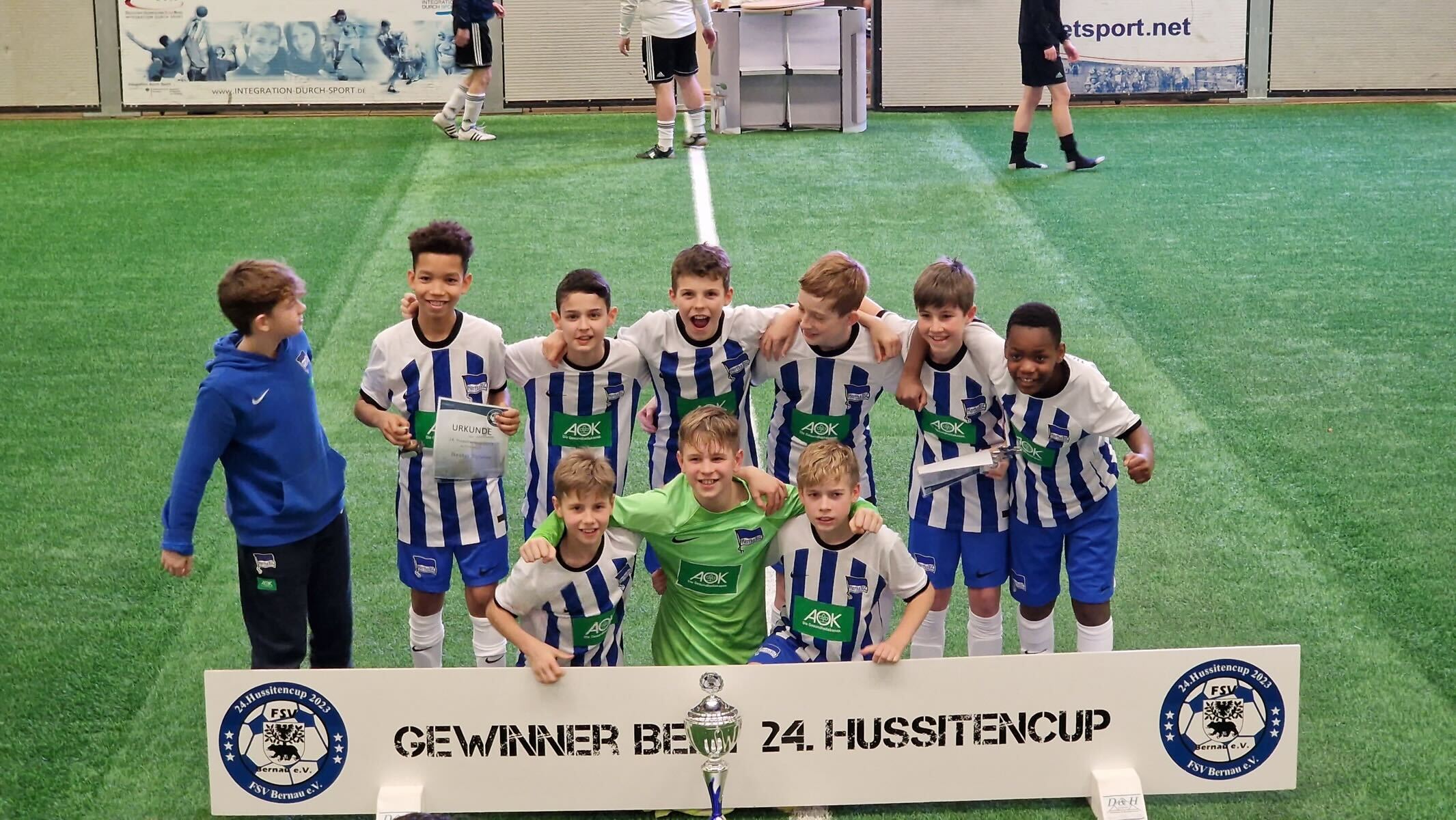 Unsere U12 posiert mit dem Pokal nach dem Sieg im Hussiten-Cup.