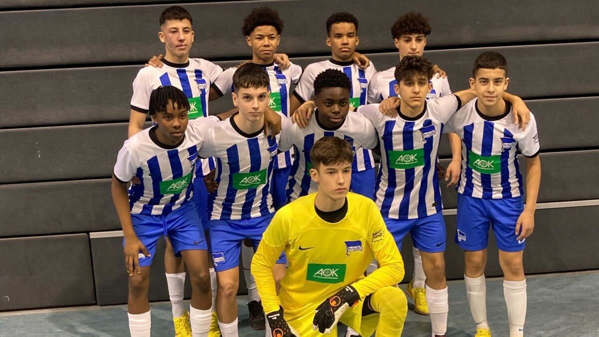 Unsere U15 posiert beim Pape-Cup für das Mannschaftsfoto.