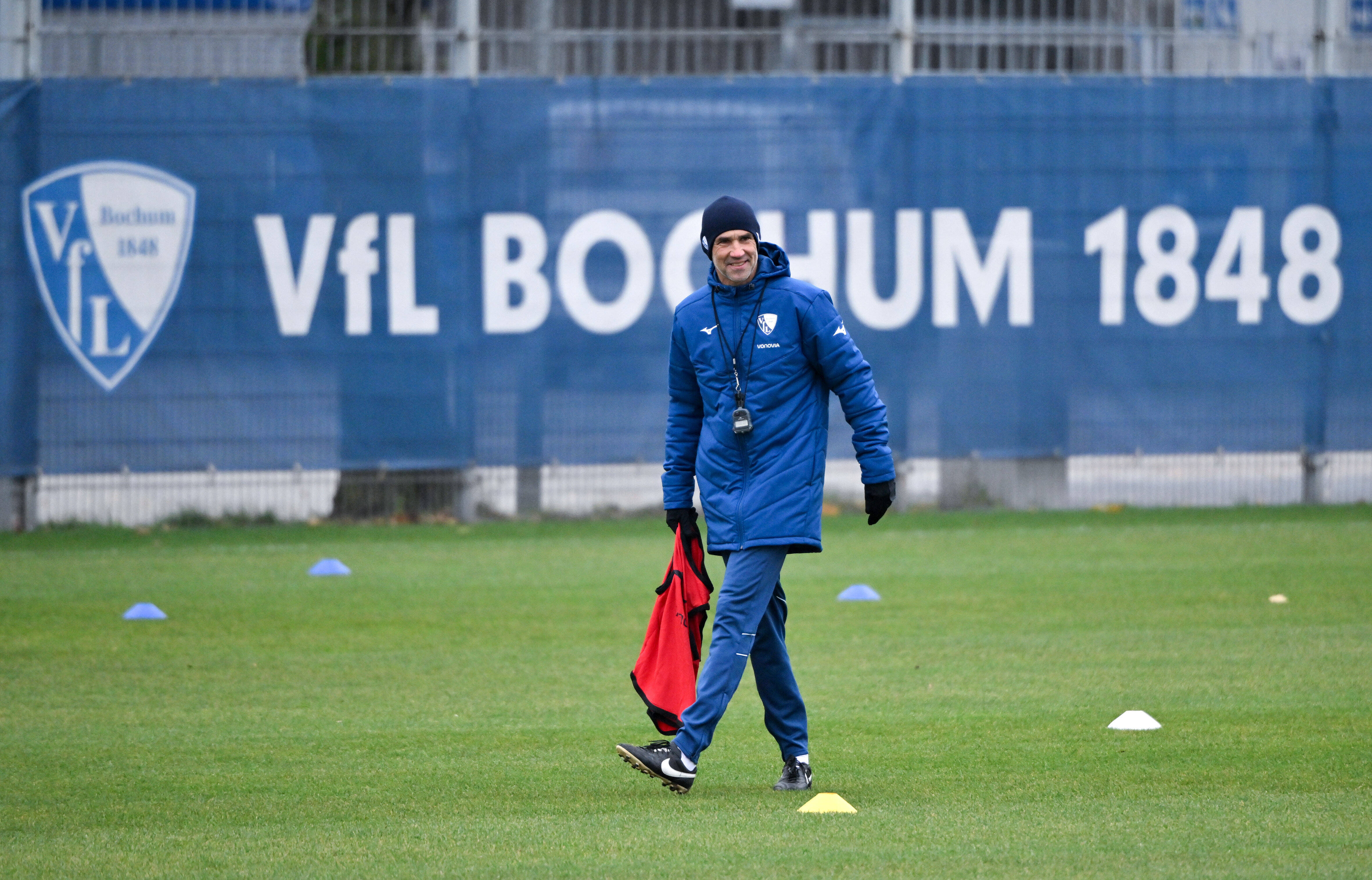 Thomas Letsch steht mit Leibchen in der Hand auf dem Trainingsplatz.