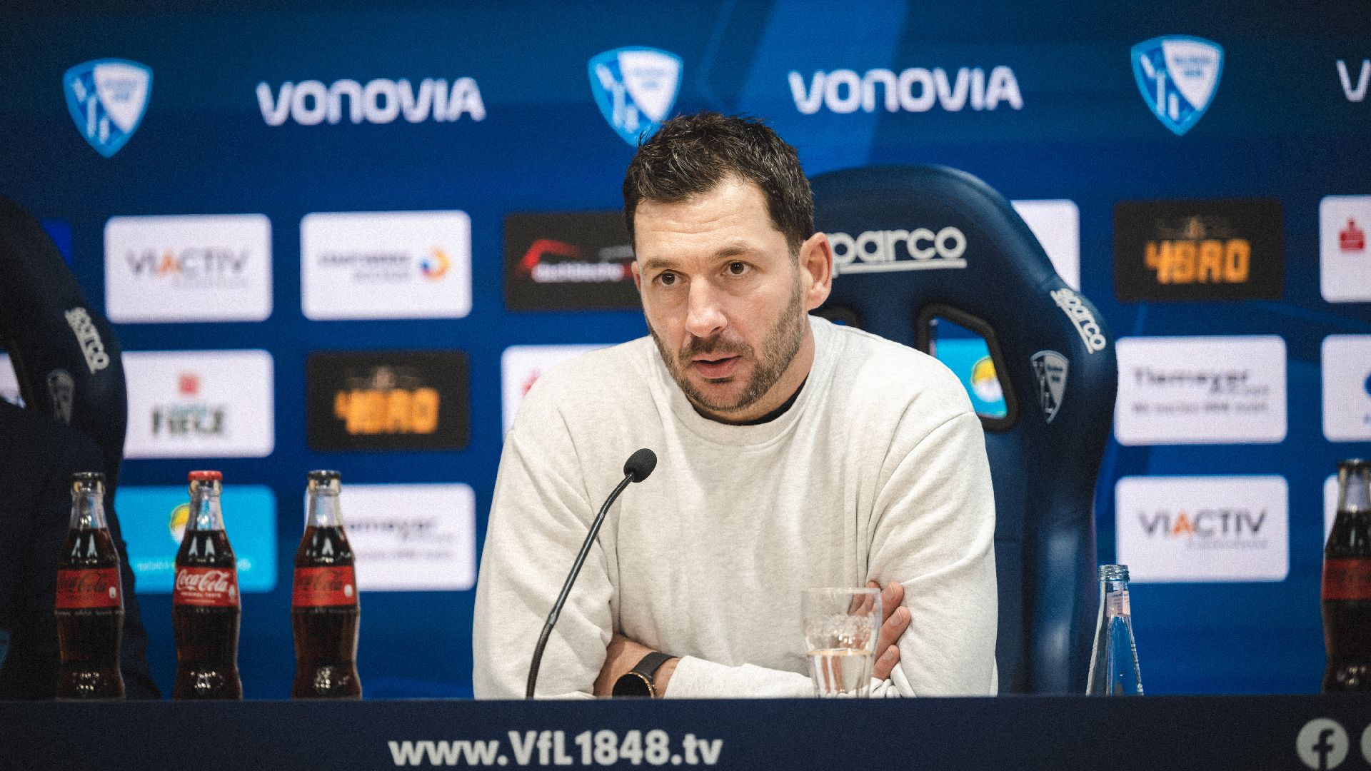 Sandro Schwarz spricht auf der Pressekonferenz nach dem Auswärtsspiel in Bochum.