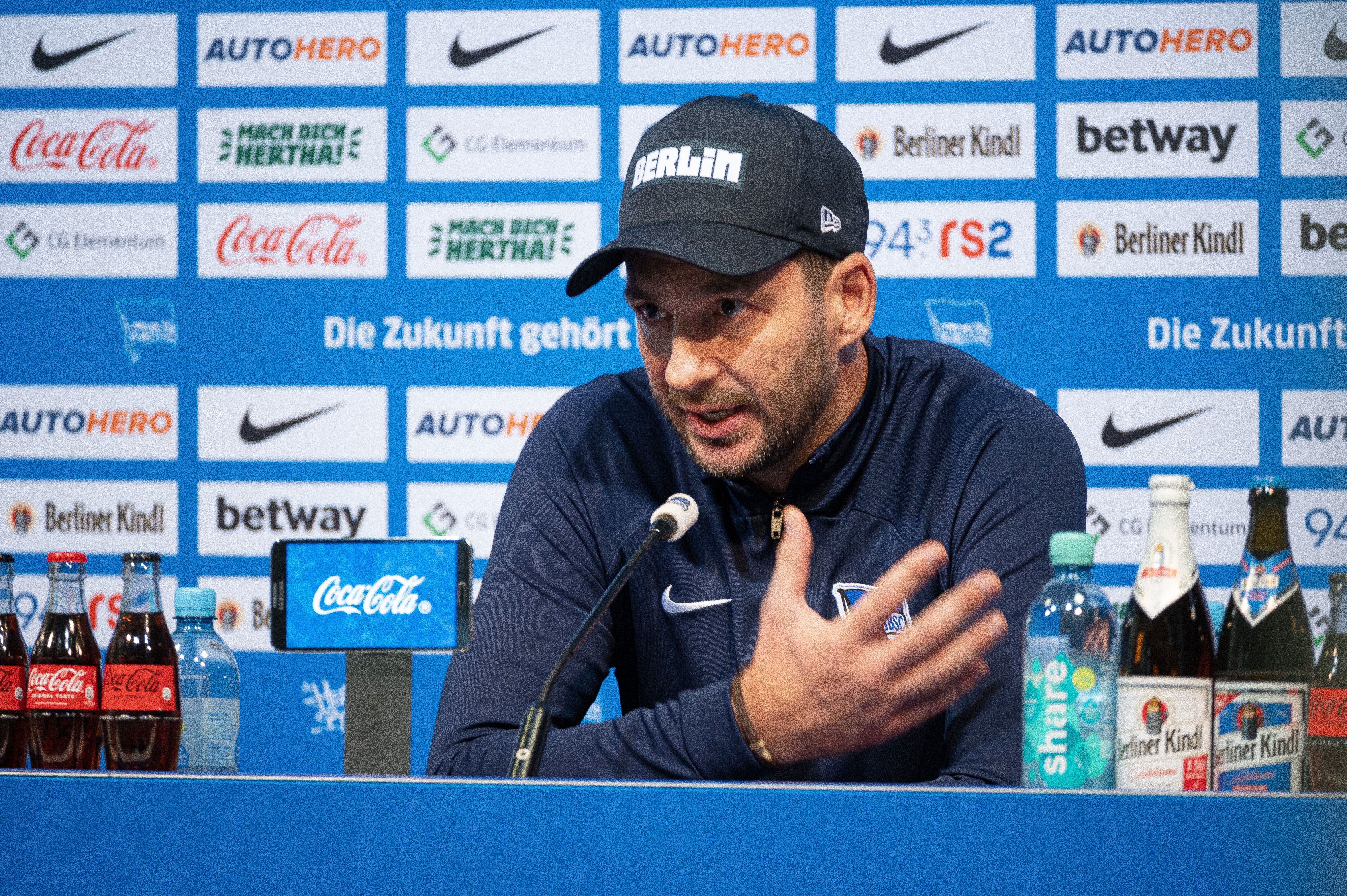 Sandro Schwarz speaks at the press conference ahead of the game against Wolfsburg.